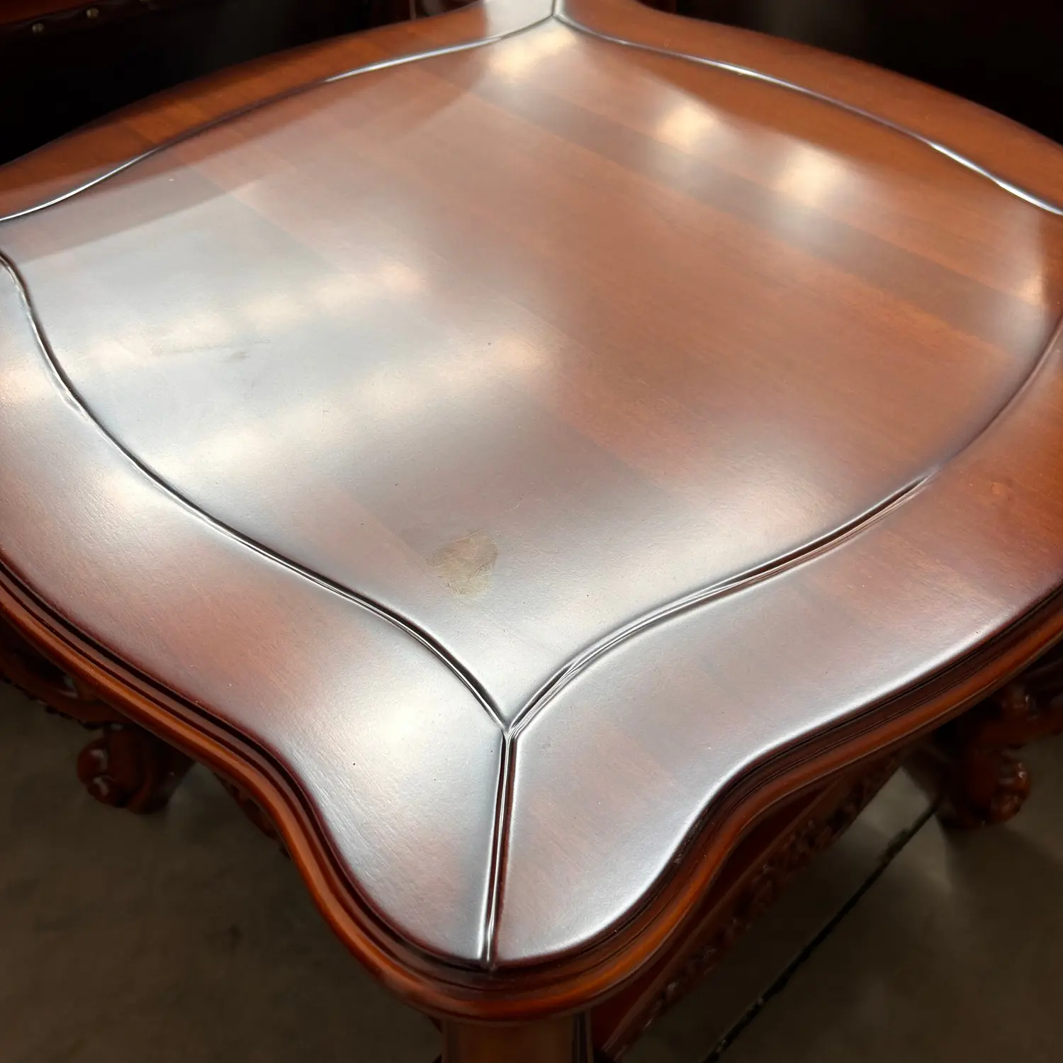 Mesa de Centro Cuadrada de Madera Tallada con Doble Estante Clásica 6