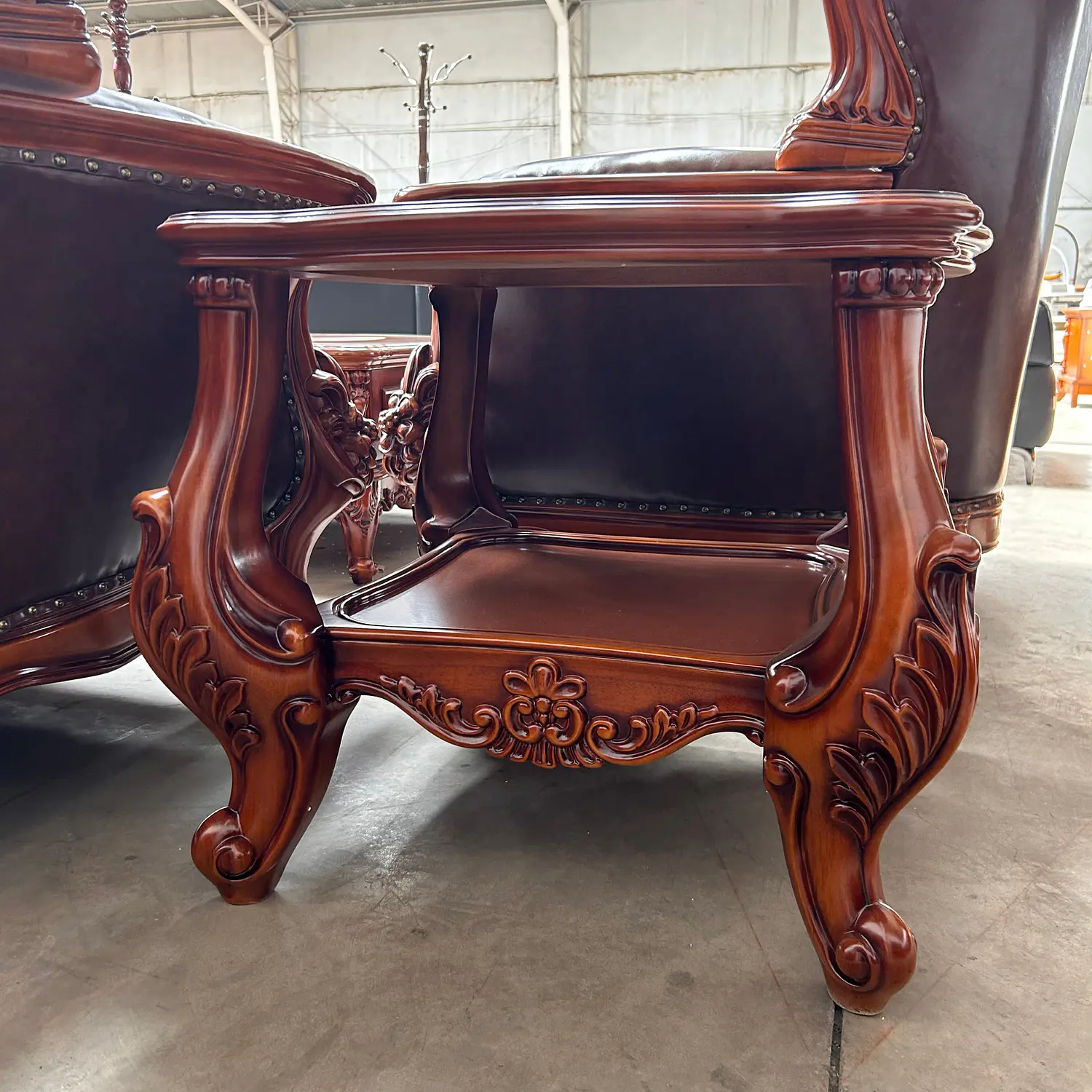 Mesa de Centro Cuadrada de Madera Tallada con Doble Estante Clásica 4