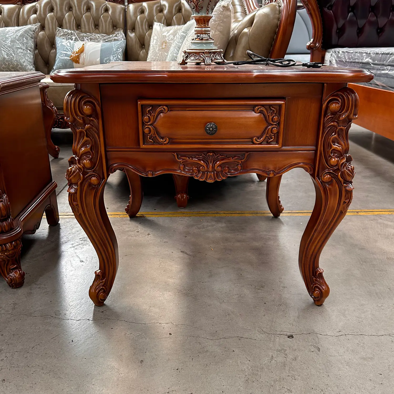 Mesa Lateral Cuadrada de Madera Tallada Clásica con Cajón Decorativo 5