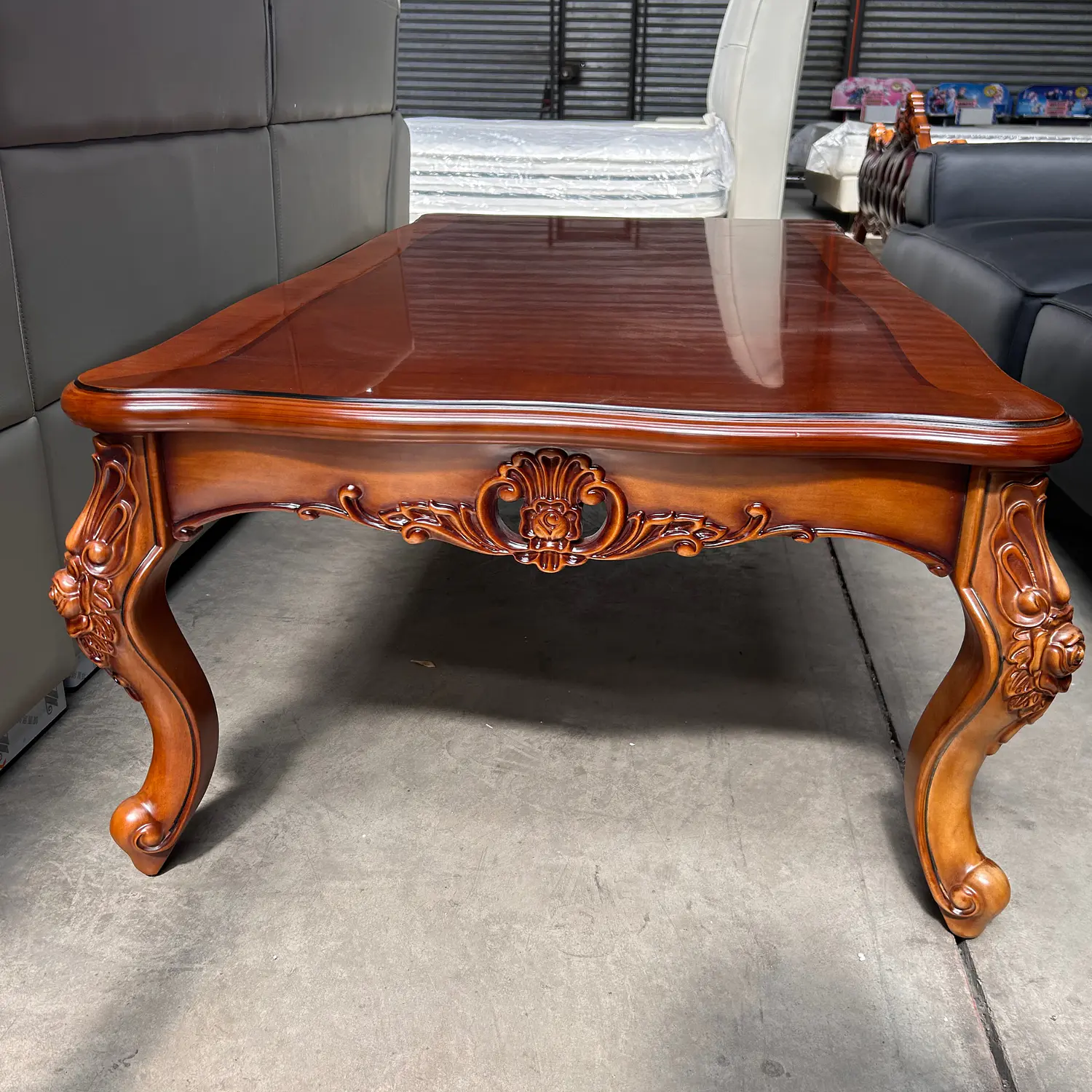 Mesa de Centro de Madera Tallada Clásica Color Café 3