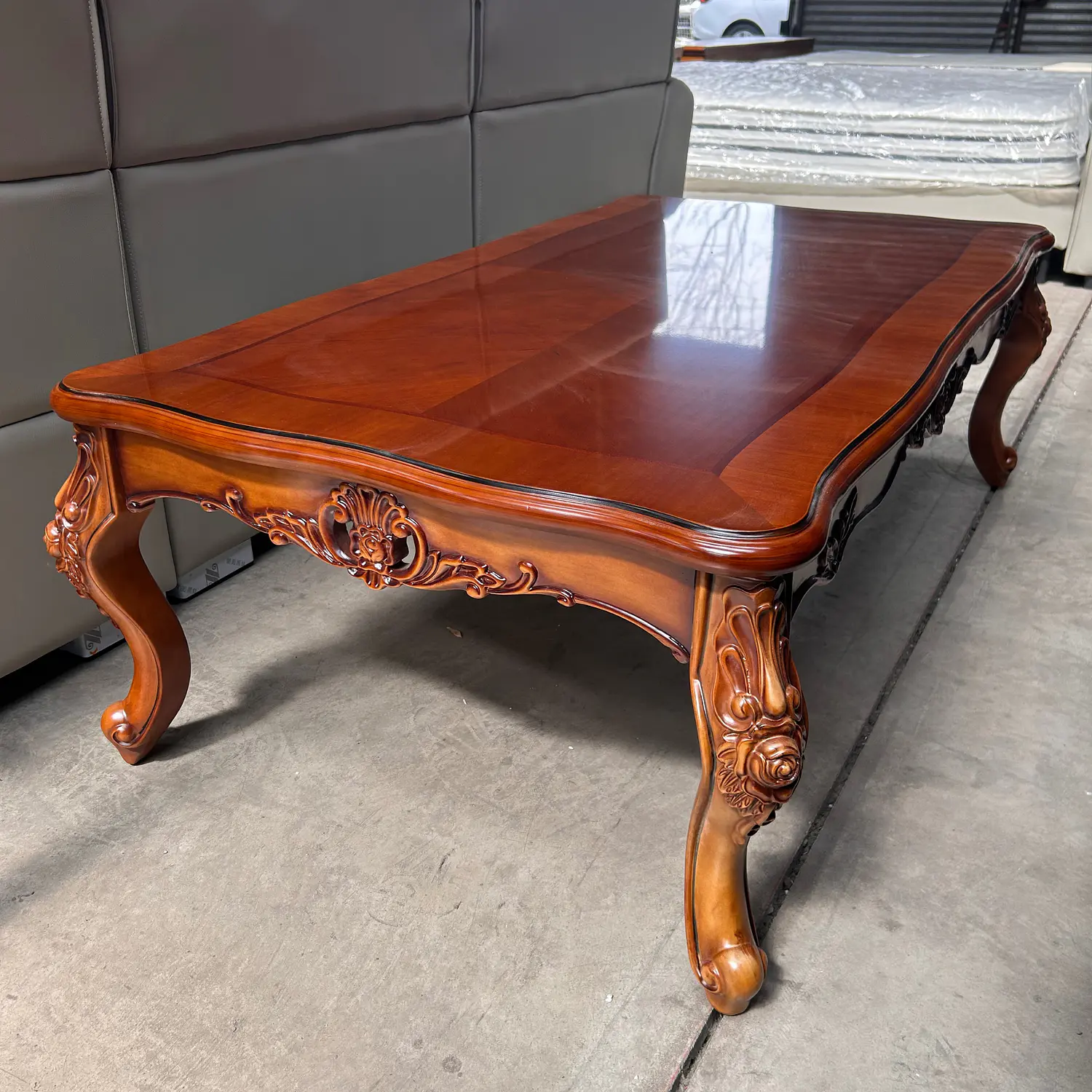 Mesa de Centro de Madera Tallada Clásica Color Café 4