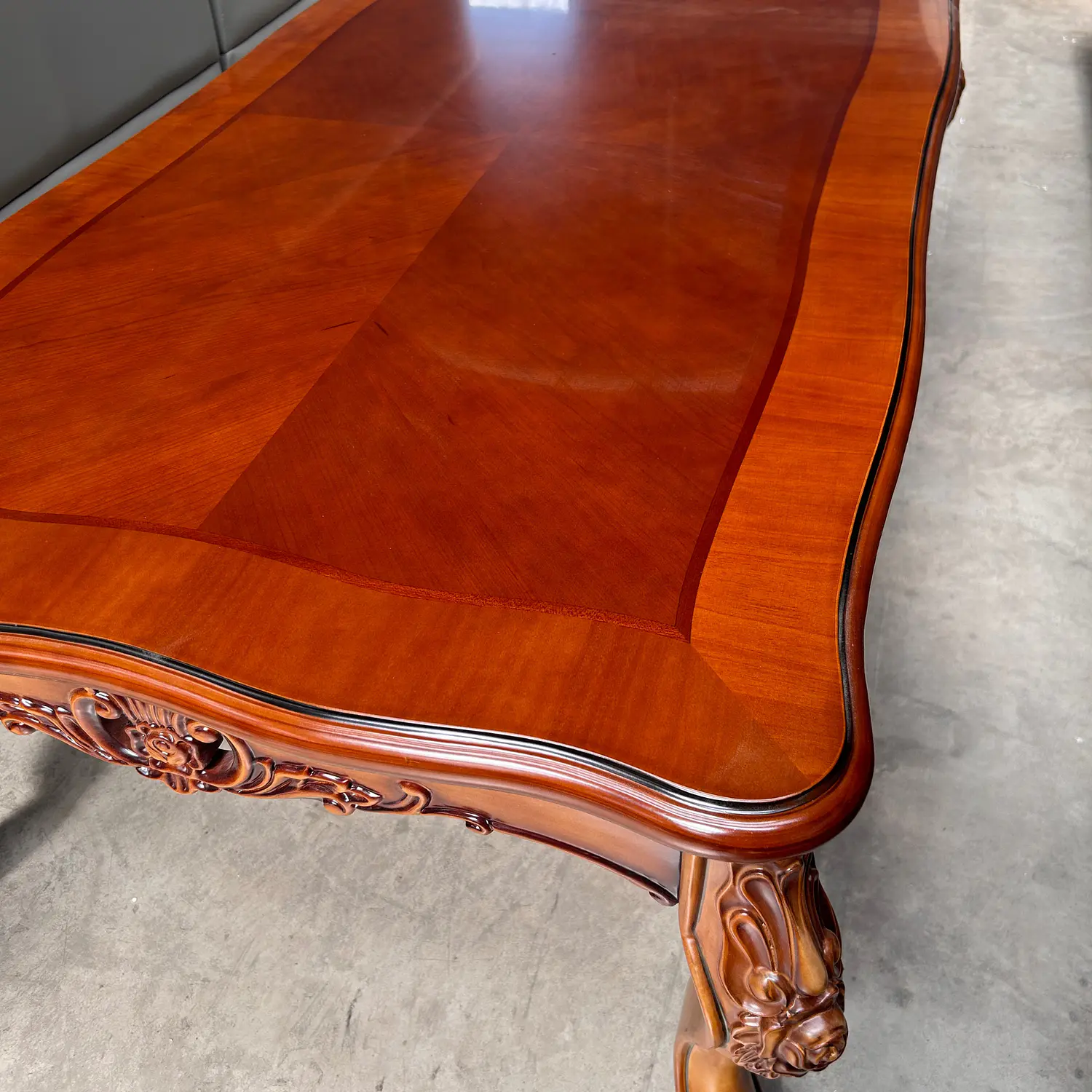 Mesa de Centro de Madera Tallada Clásica Color Café 5