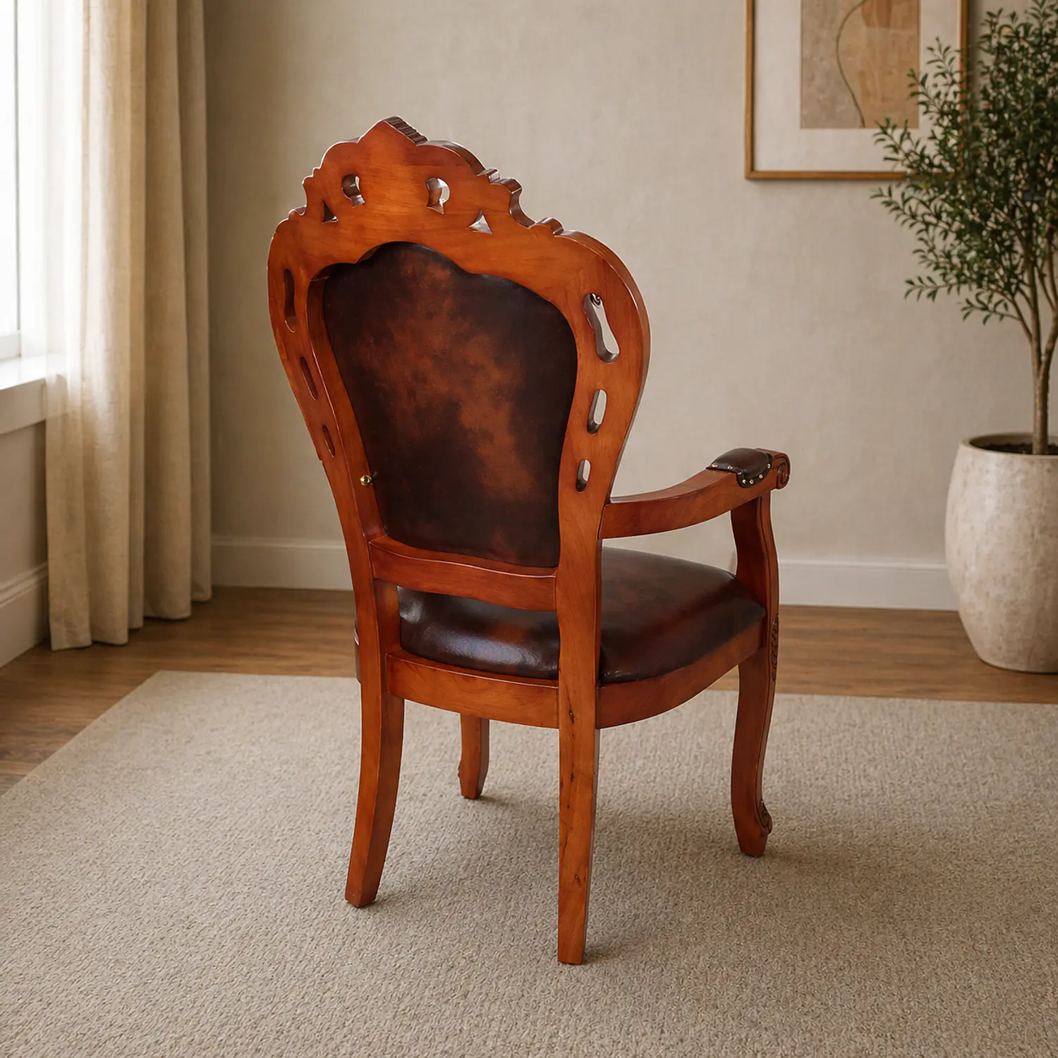Sitial Clásico de Madera Tallada con Eco Cuero 2