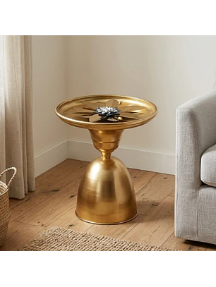 Mesa Lateral Decorativa de Metal Dorado con Diseño Floral