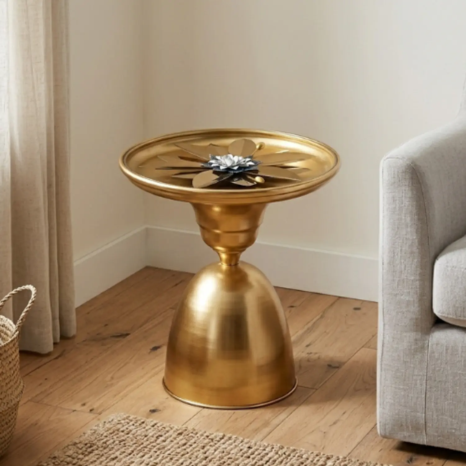 Mesa Lateral Decorativa de Metal Dorado con Diseño Floral 1