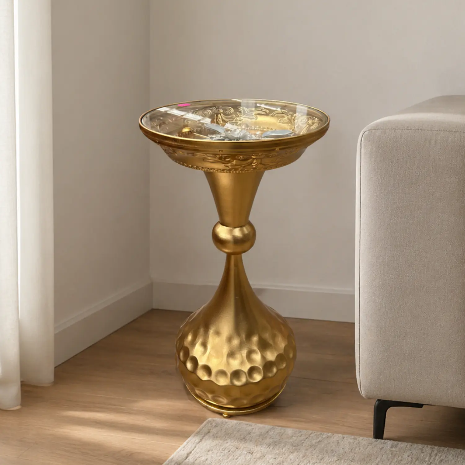 Mesa Lateral Dorada Decorativa con Flor de Loto 1