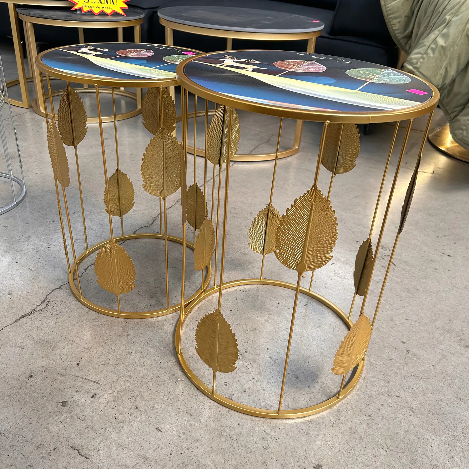 Set de 2 Mesas de Centro Circulares Doradas con Diseño de Hojas Decorativas 8