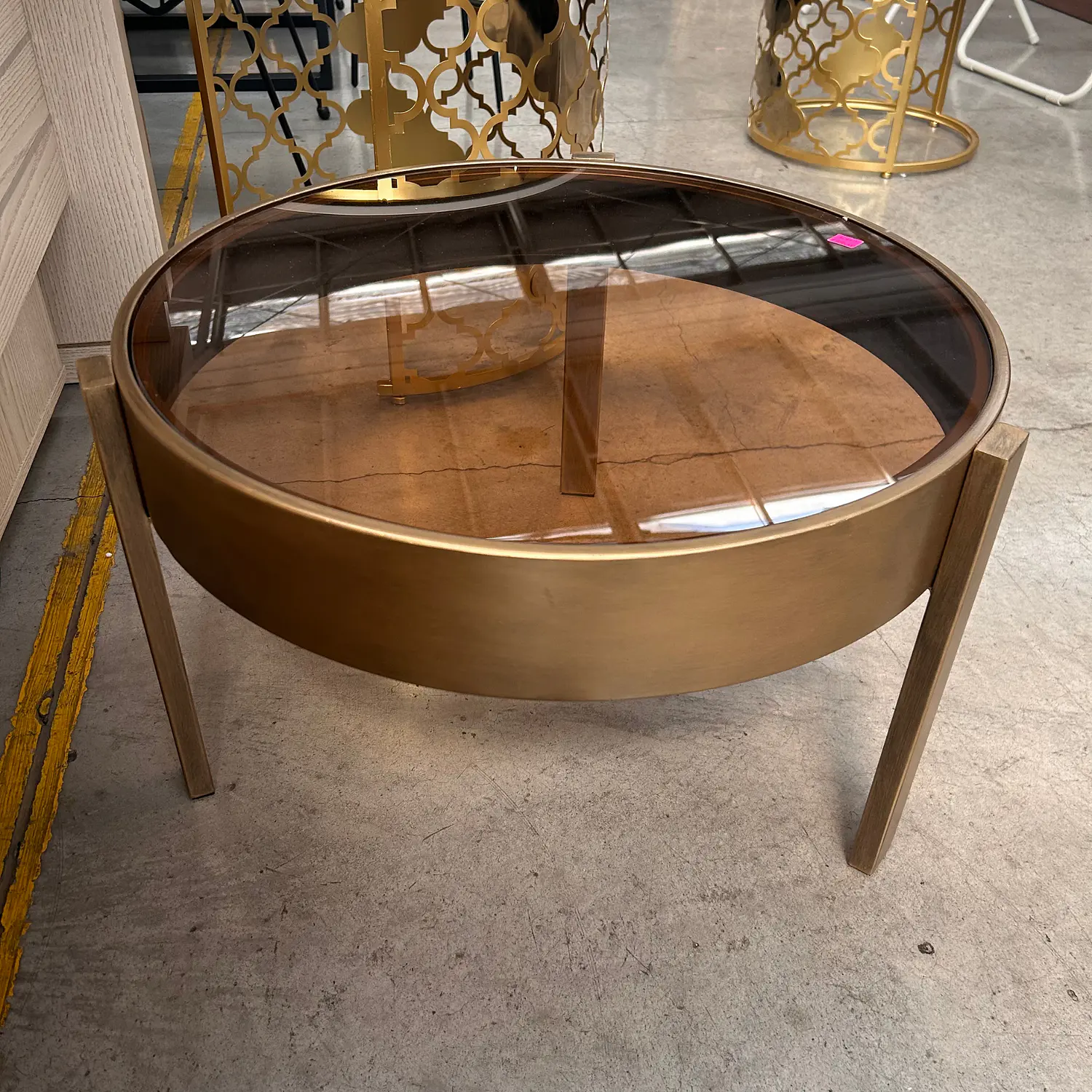 Mesa de Centro Circular de Bronce con Tapa de Cristal Café 5