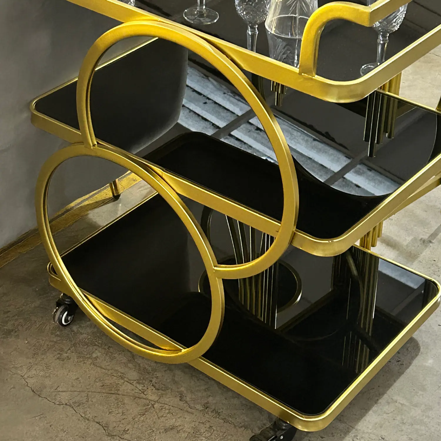 Carrito de Bar Dorado 3 Niveles con Ruedas y Estantes de Vidrio Negro 7
