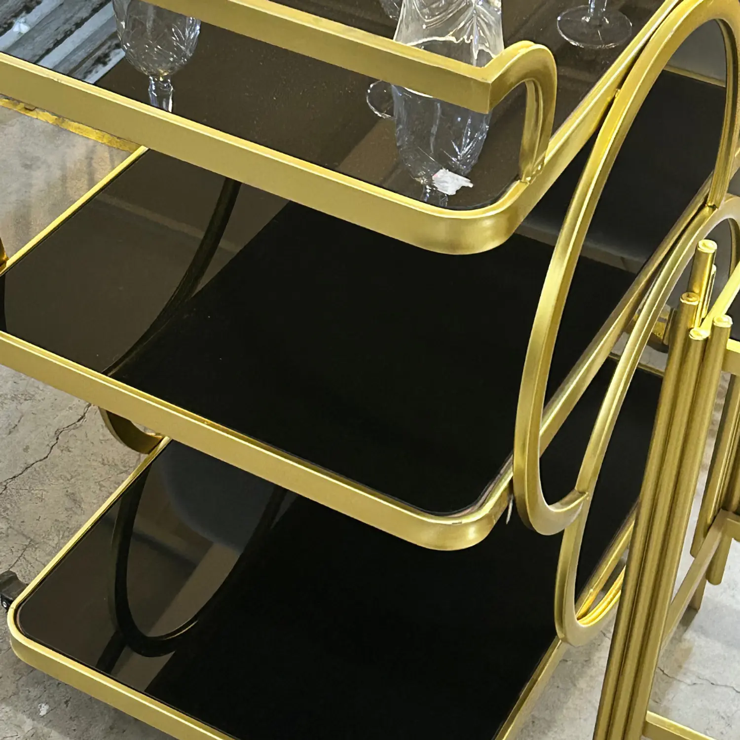 Carrito de Bar Dorado 3 Niveles con Ruedas y Estantes de Vidrio Negro 9