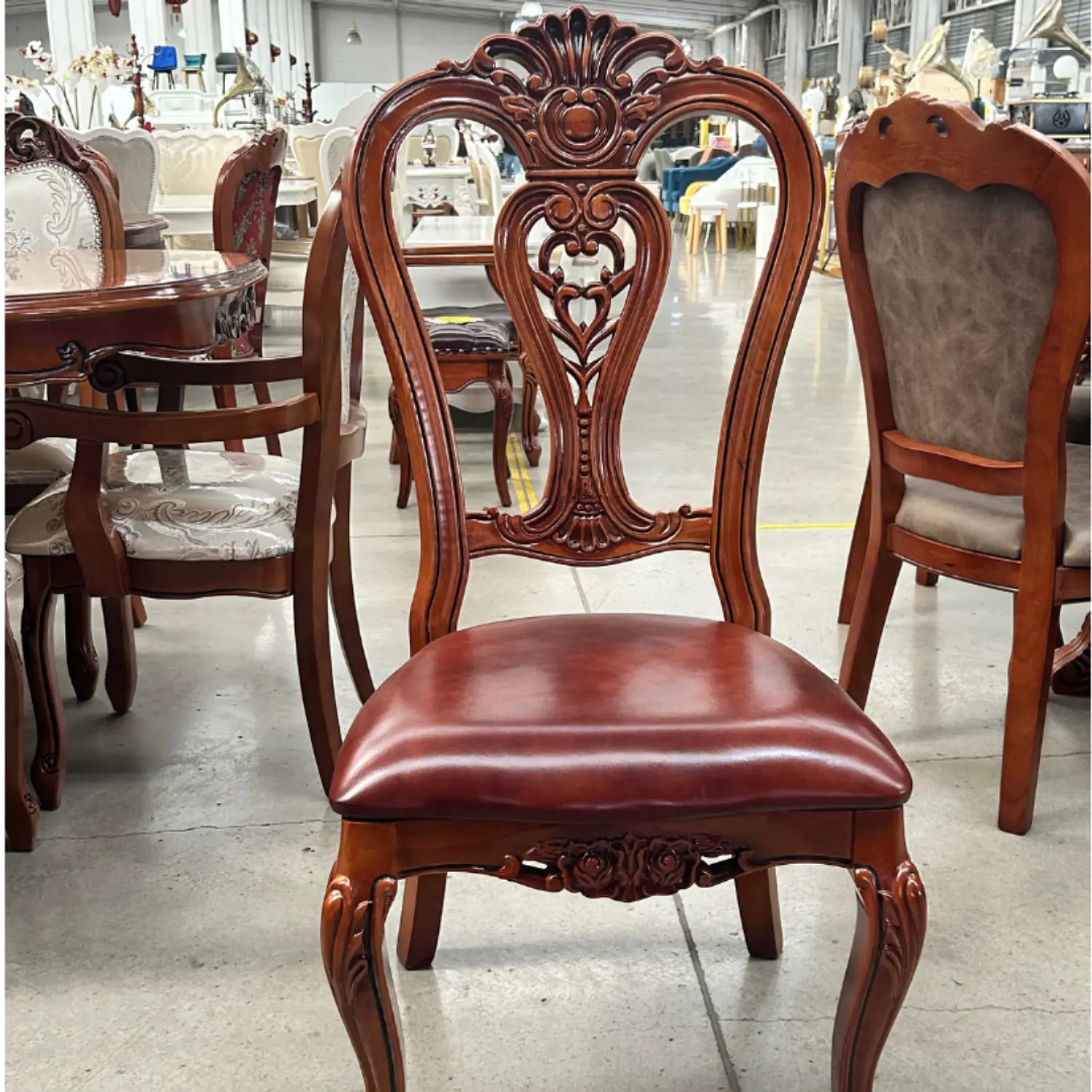 Silla de Comedor Clásica en Madera Caoba con Asiento de Cuero Acolchado 2