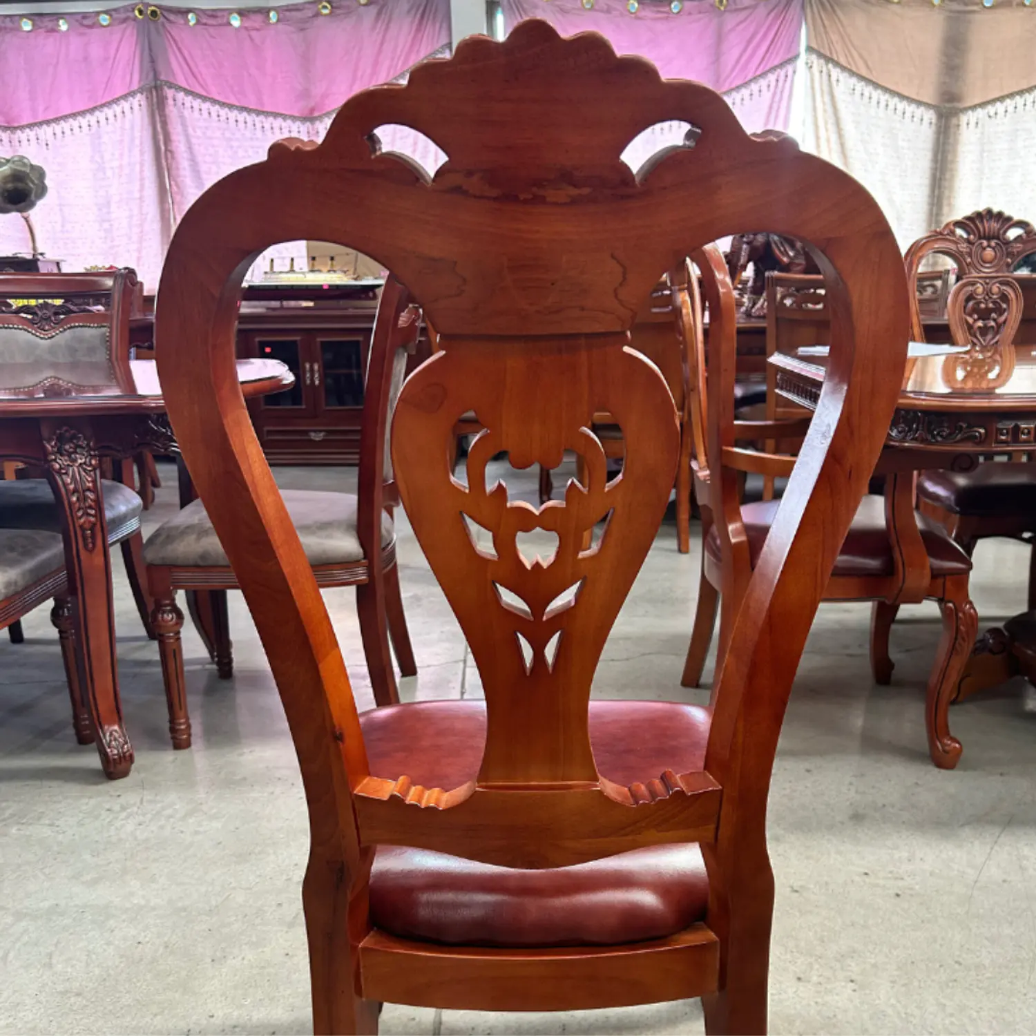 Silla de Comedor Clásica en Madera Caoba con Asiento de Cuero Acolchado 4