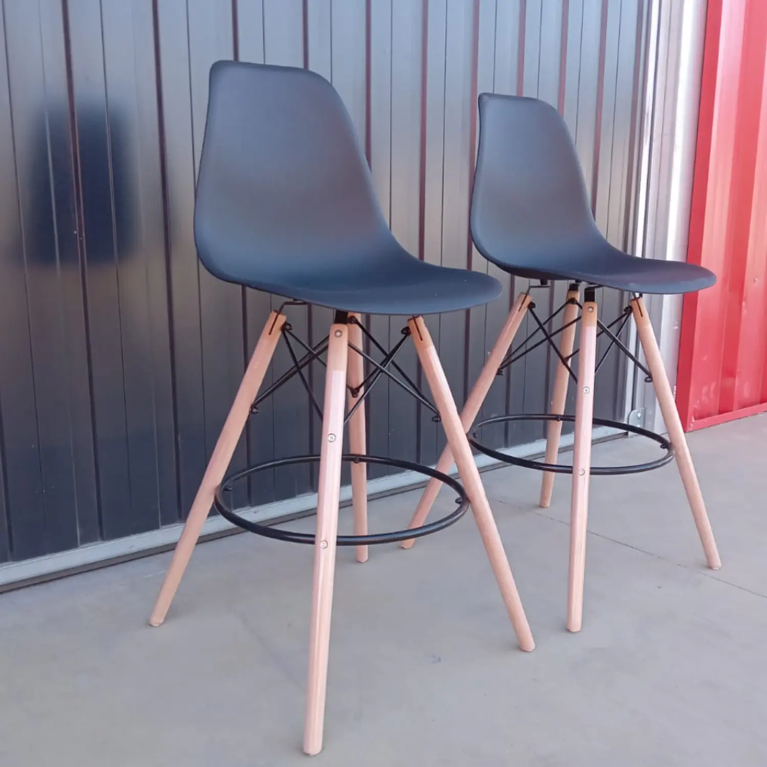 Set 2 Taburetes de Bar Eames con Patas de Madera y Apoyapiés 5