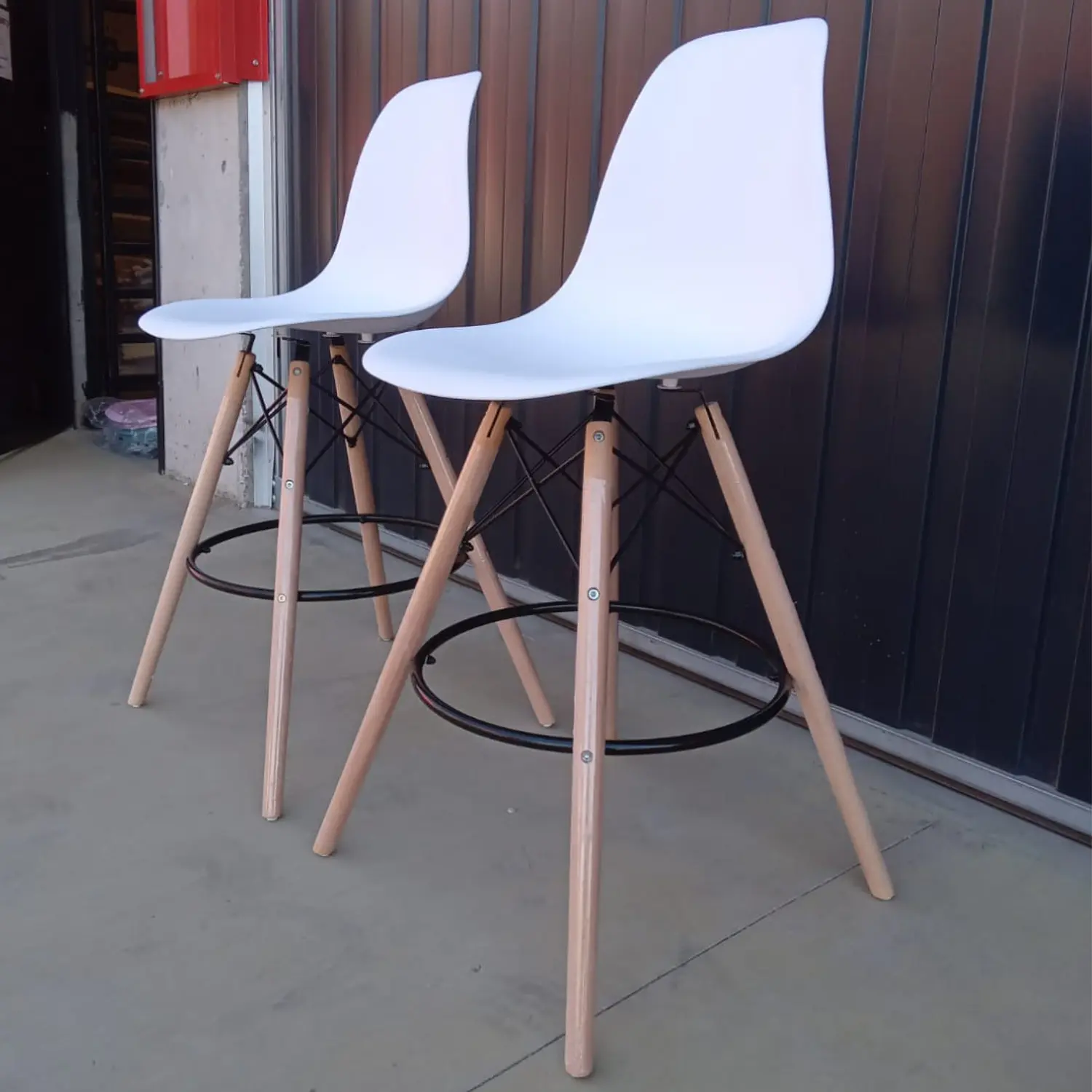 Set 2 Taburetes de Bar Eames con Patas de Madera y Apoyapiés 1