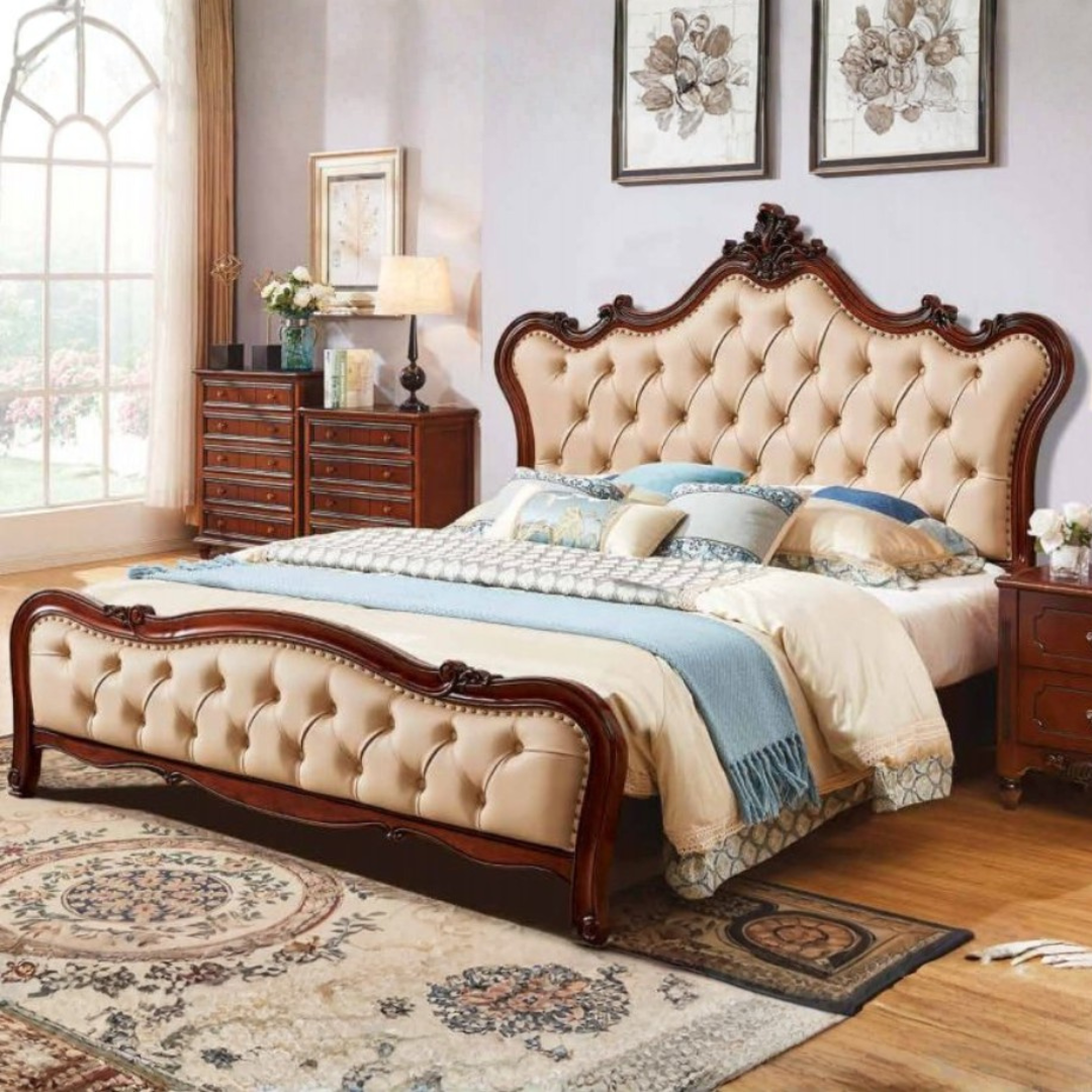 Cama Matrimonial de Madera Tallada con Tapizado Capitoné Beige