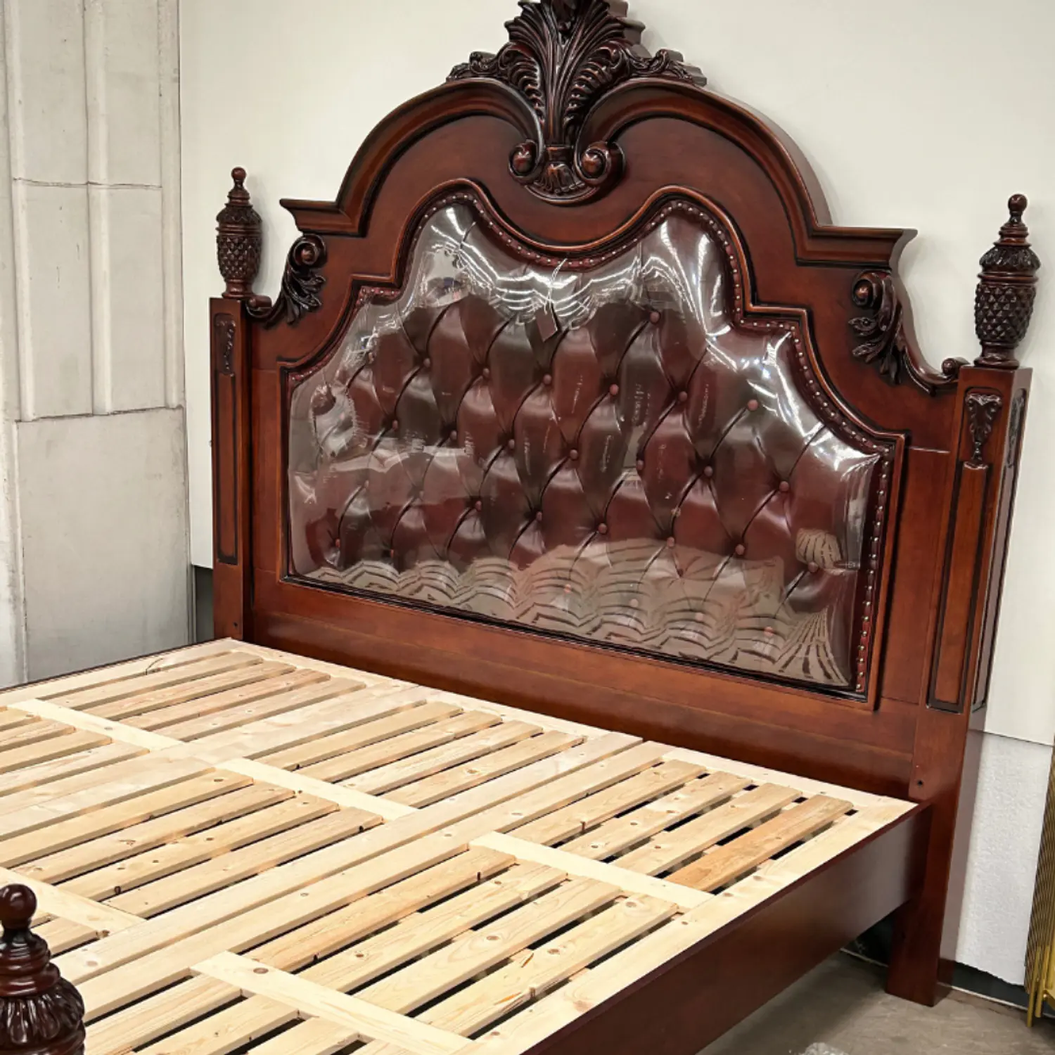 Cama 2 Plazas Madera Tallada y Respaldo Capitoné 5