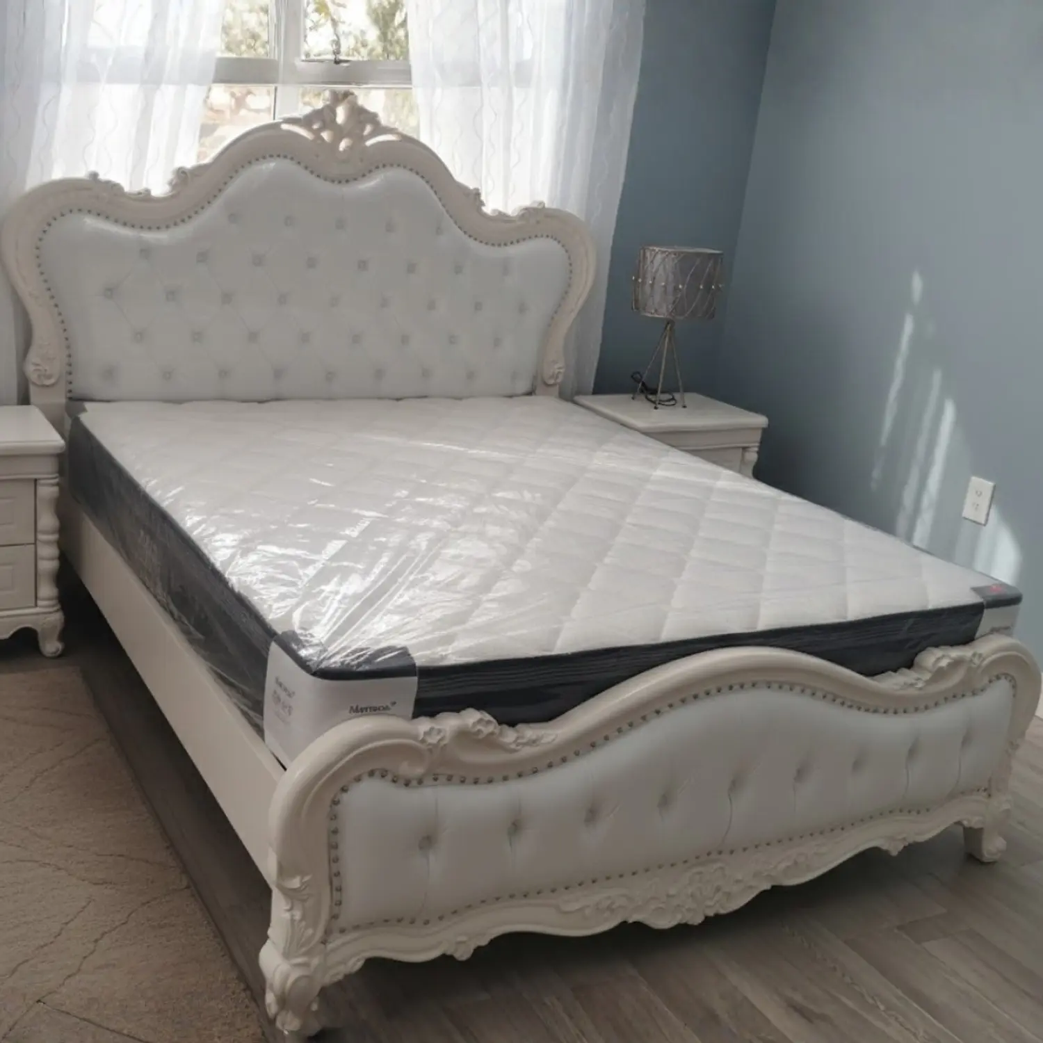 Cama King Barroca Roble Americano Blanca Ecocuero Capitoné 2
