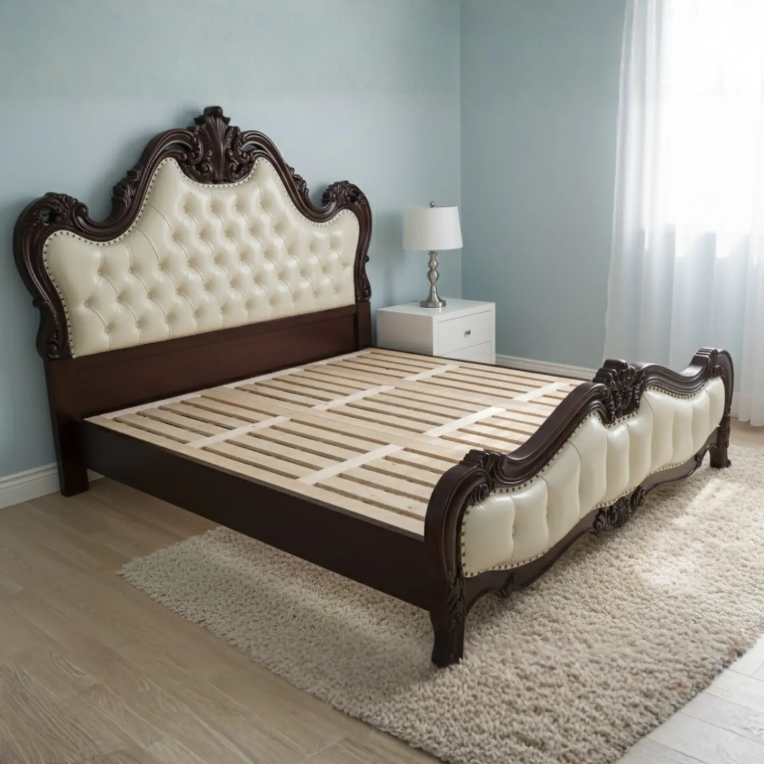Cama King de Madera Tallada y Doble Tapizado en Ecocuero Capitoné Beige 2