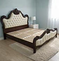 Cama King de Madera Tallada y Doble Tapizado en Ecocuero Capitoné Beige - Miniatura 2