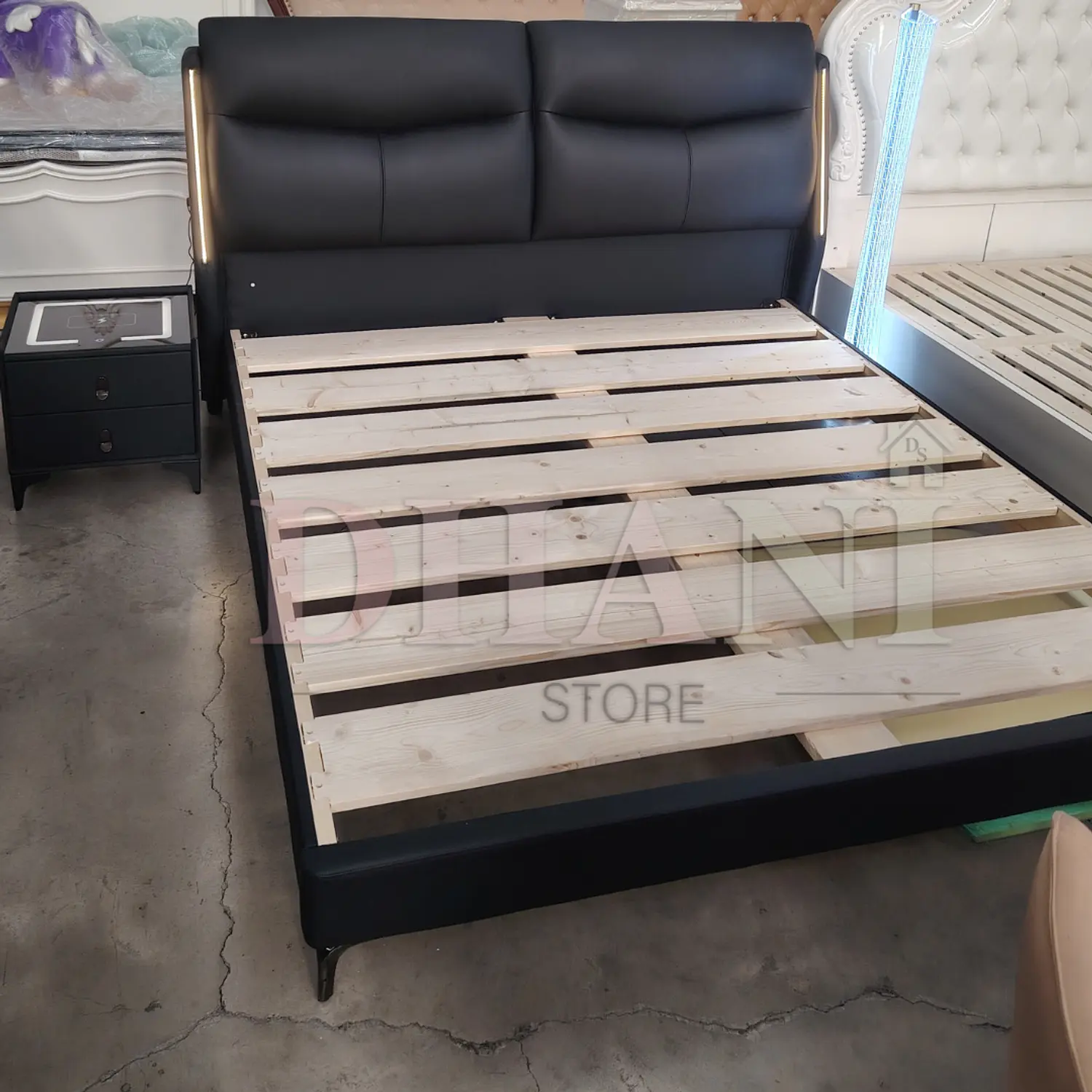 Cama Negra Moderna con Luces LED y Respaldo Tapizado 4