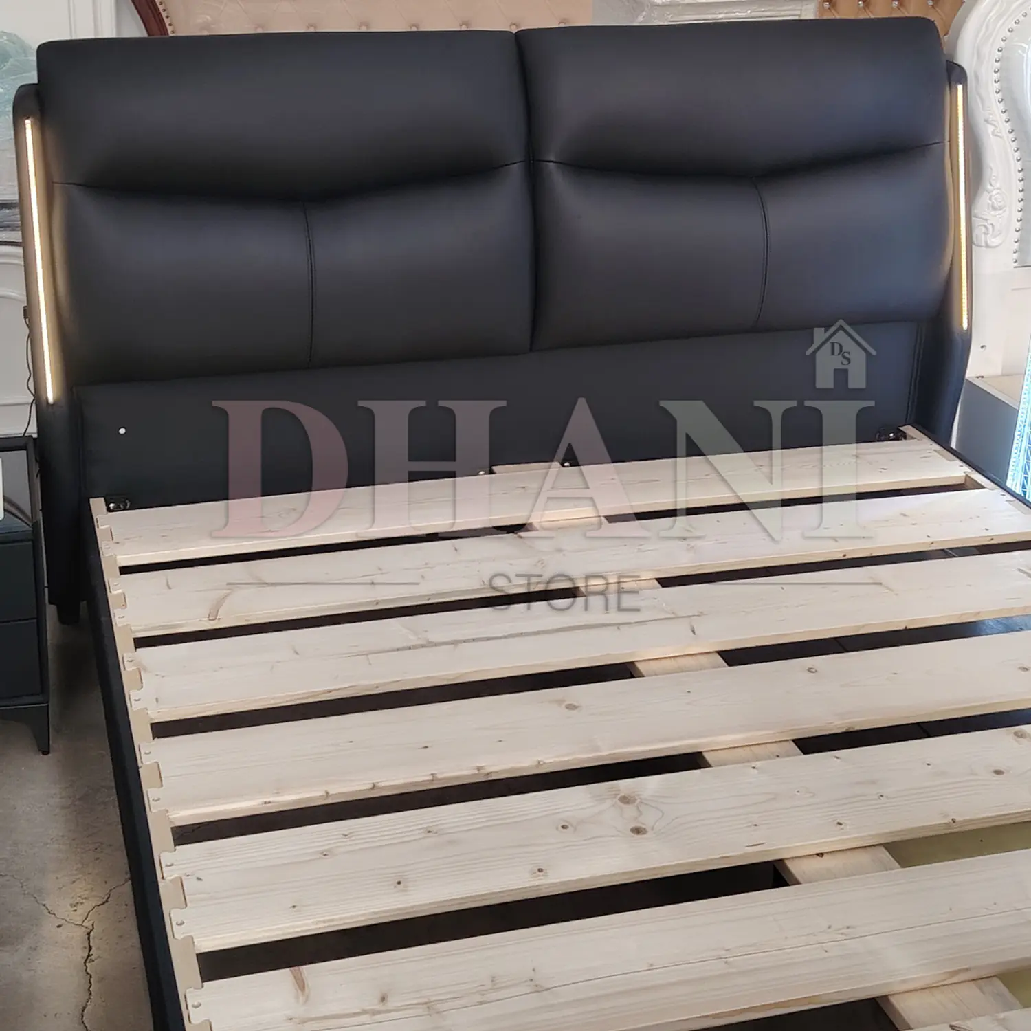 Cama Negra Moderna con Luces LED y Respaldo Tapizado 5