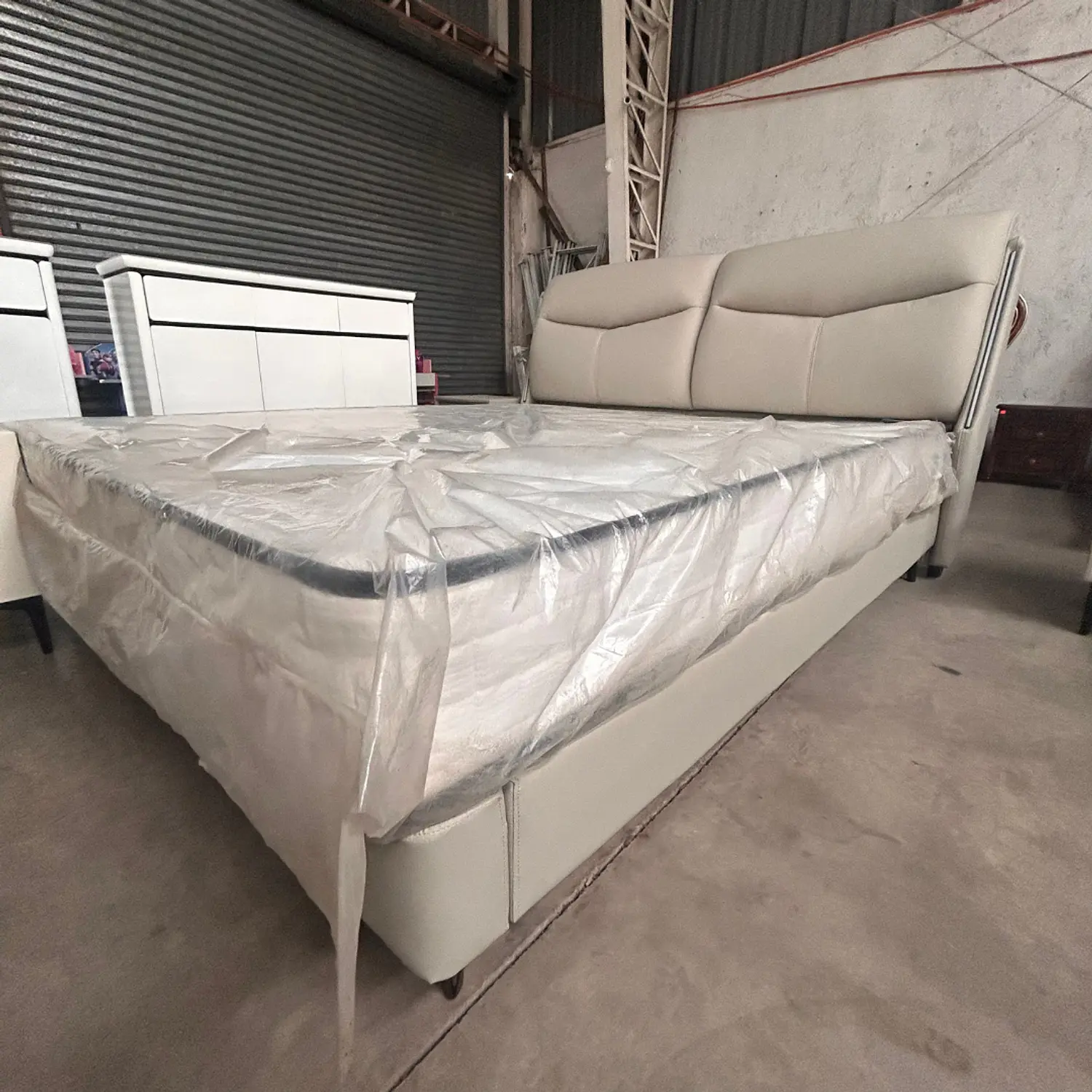 Cama Gris Tapizada con Luces LED en Respaldo 6