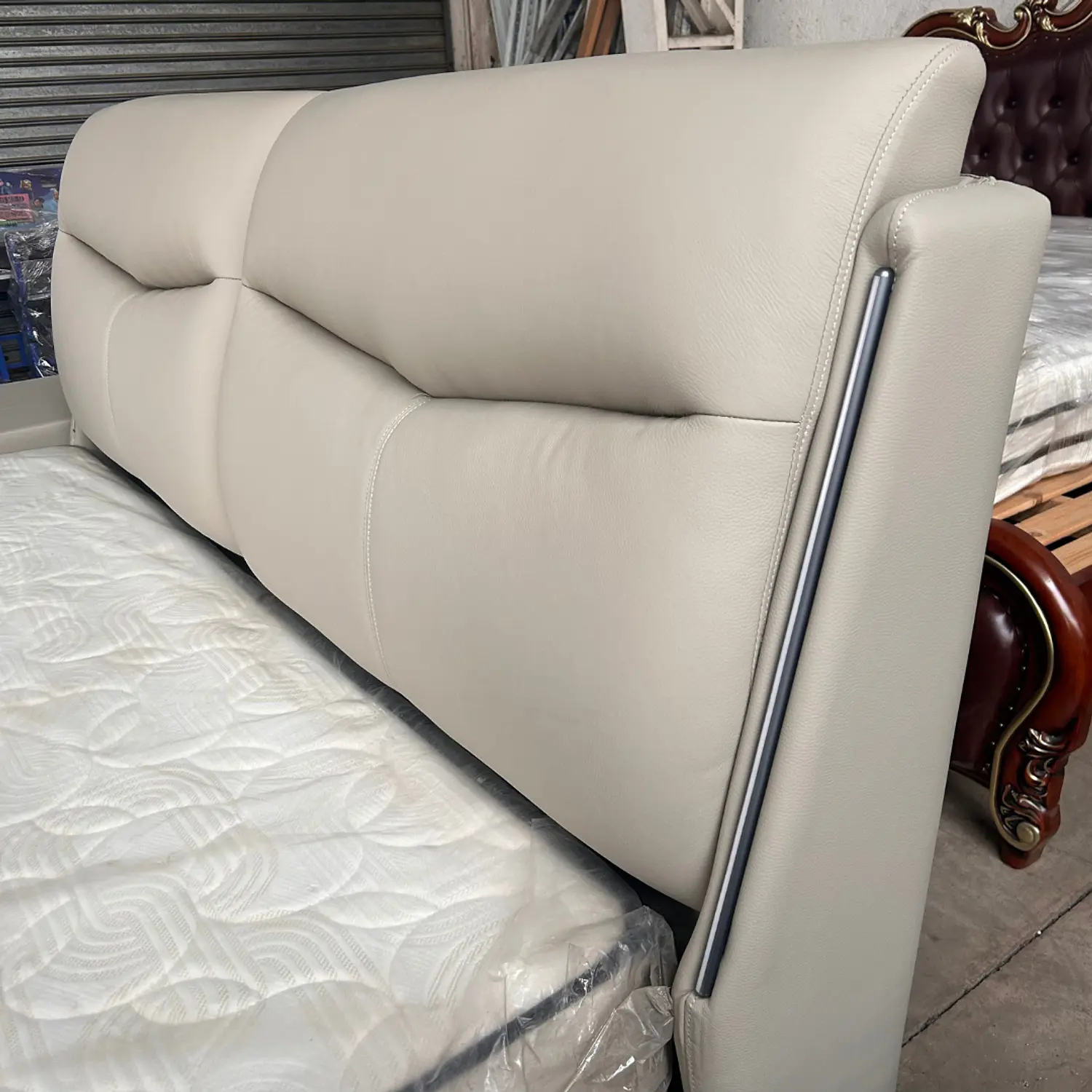 Cama Gris Tapizada con Luces LED en Respaldo 7