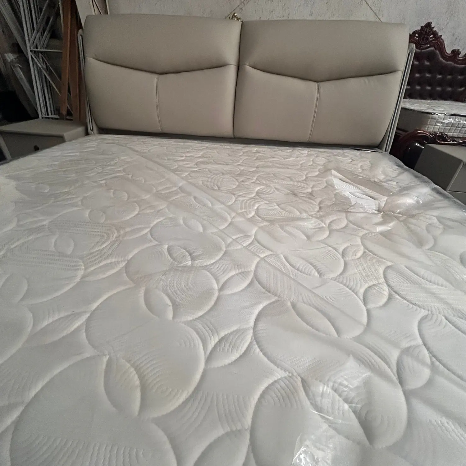 Cama Gris Tapizada con Luces LED en Respaldo 8