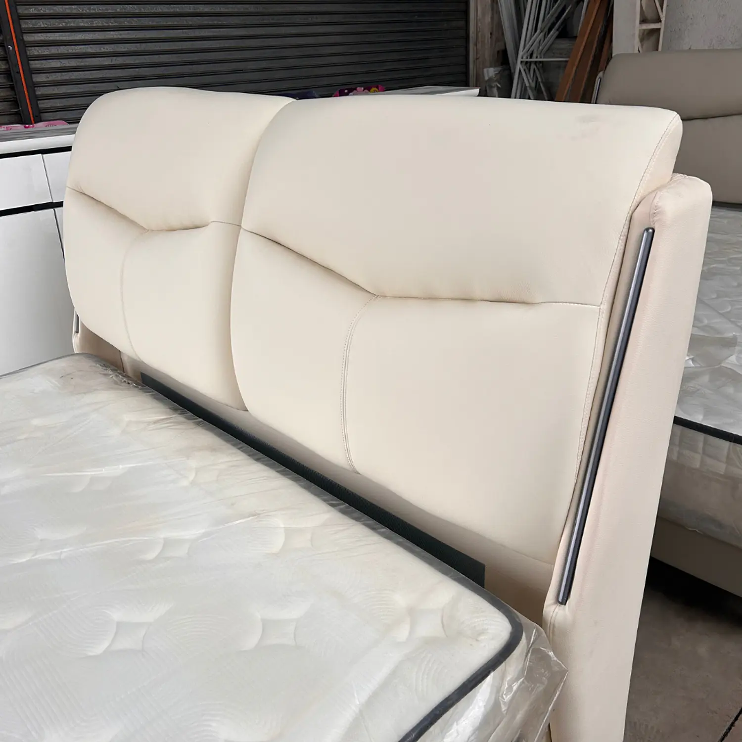 Cama Beige 2 Plazas Tapizada con Luces LED  3