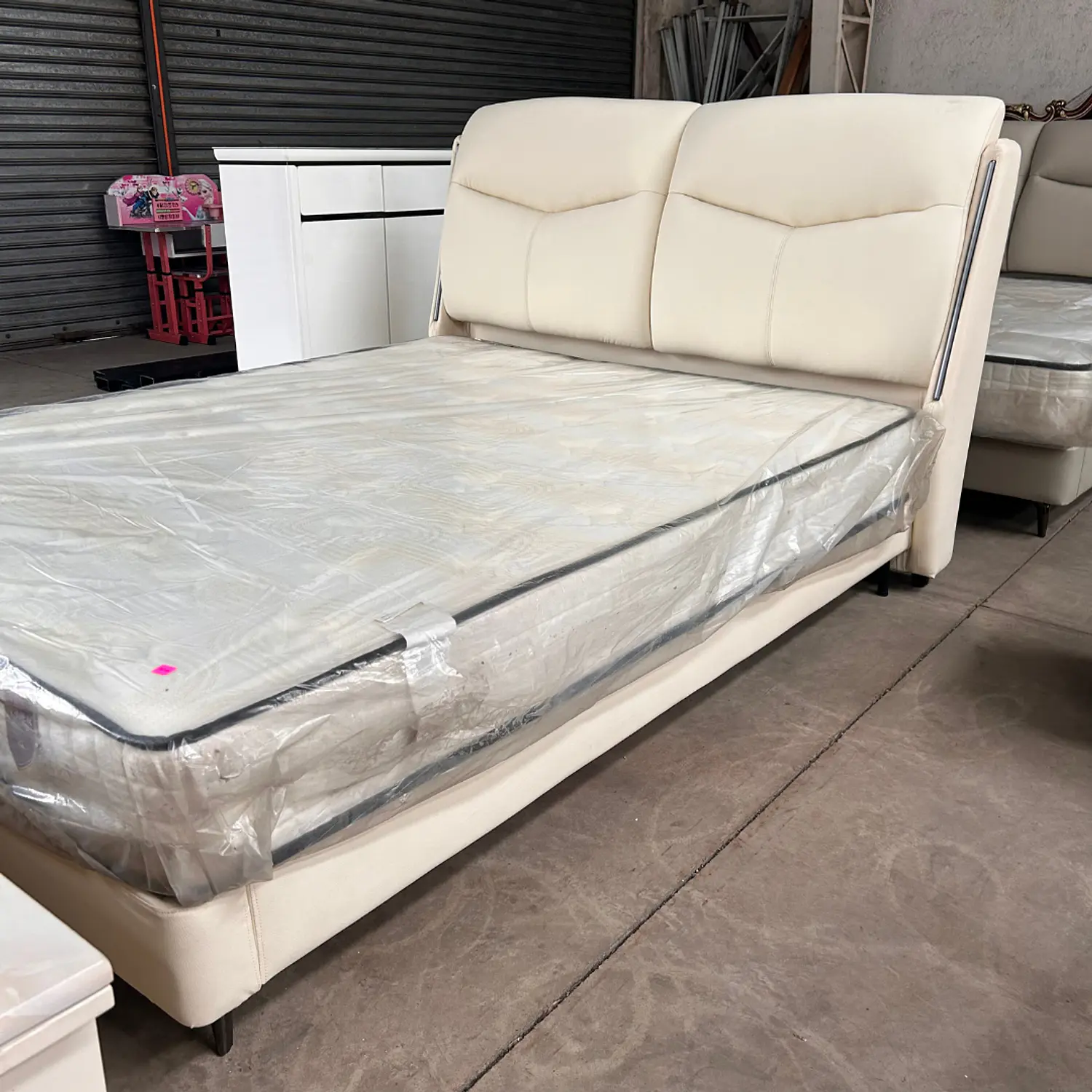 Cama Beige 2 Plazas Tapizada con Luces LED  5