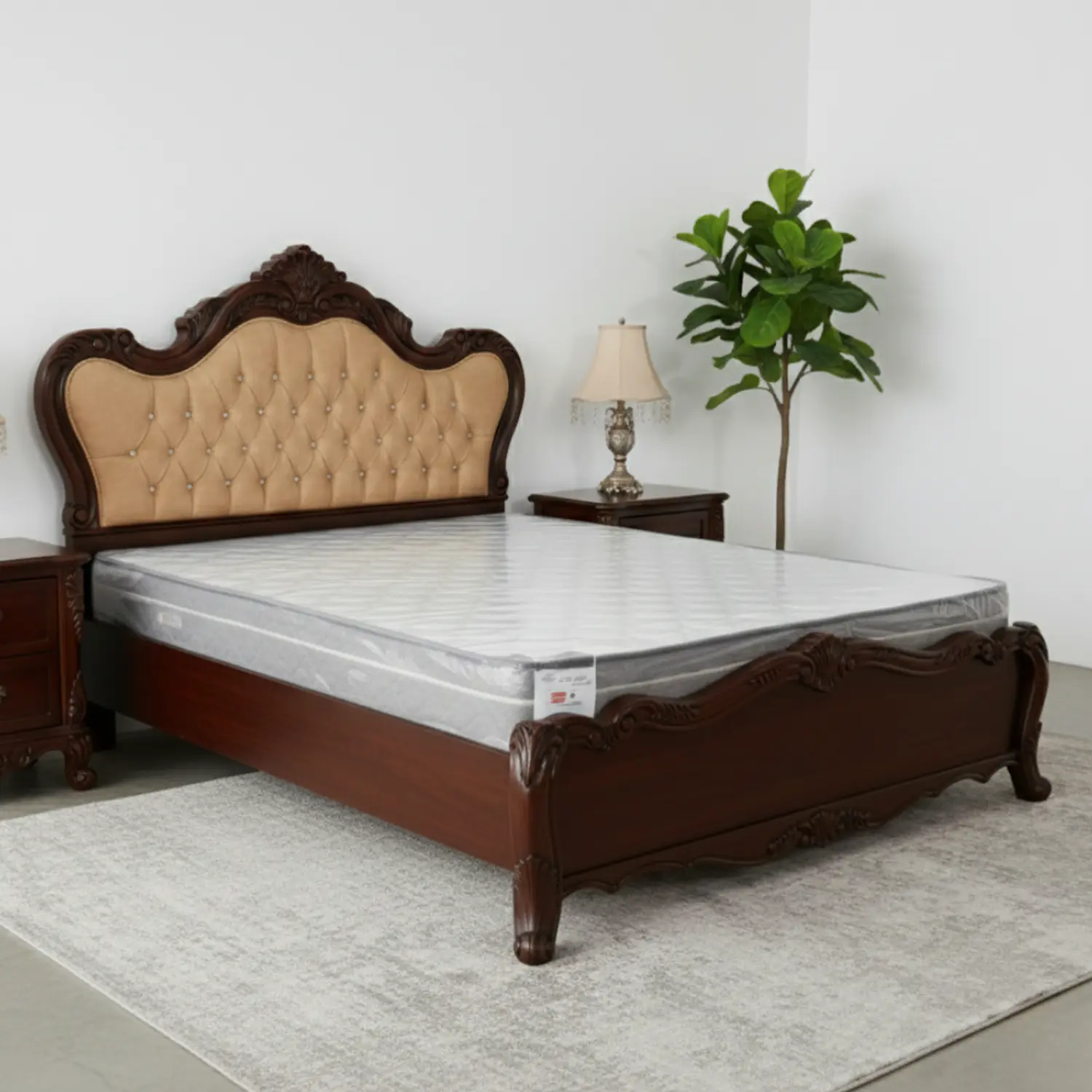 Cama King de Madera Beige Capitoné Estilo Clásico 2
