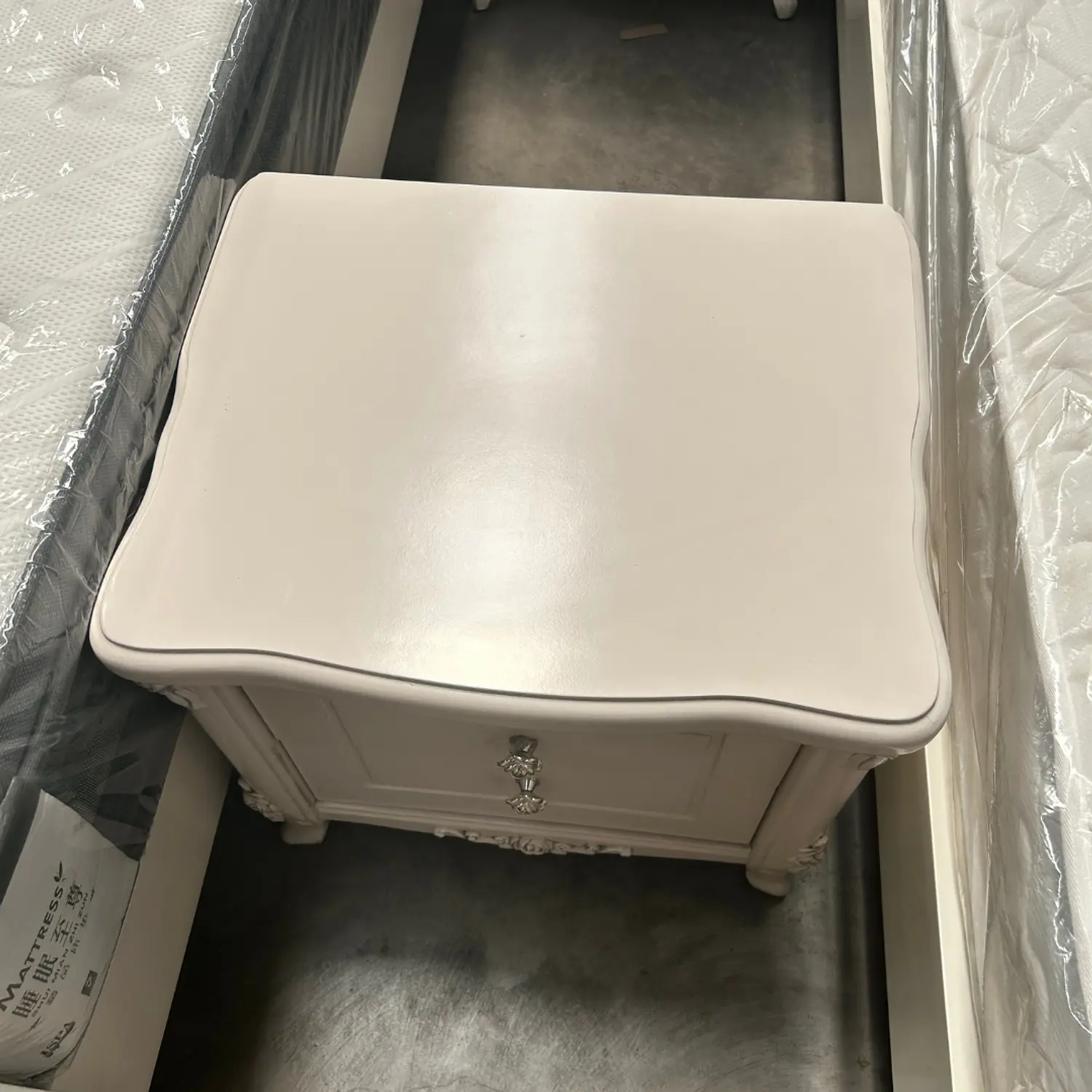 Velador Blanco Clásico con 2 Cajones Tallados para Dormitorio 6