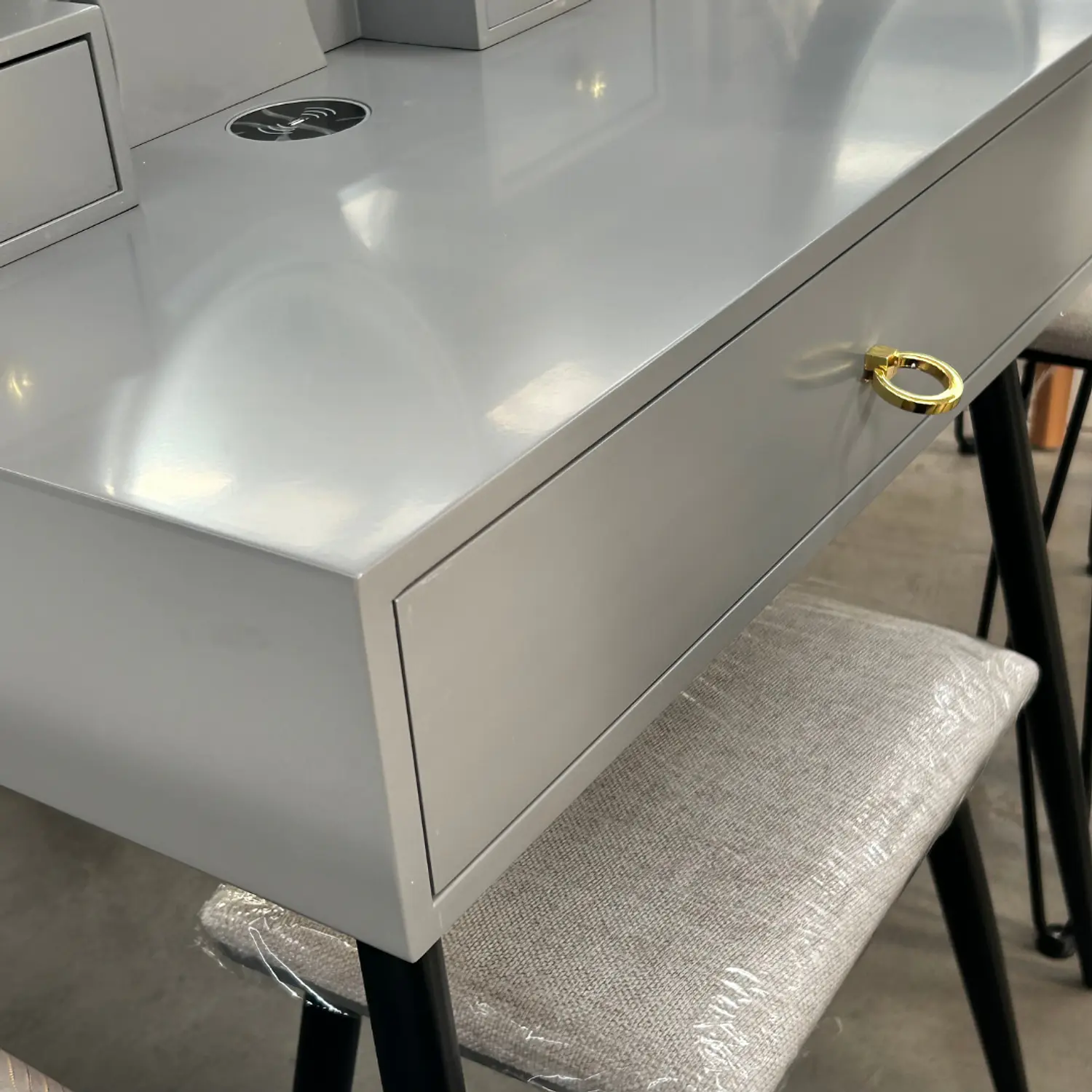 Tocador Gris con Espejo LED Ovalado con Base Metálica y Asiento  6