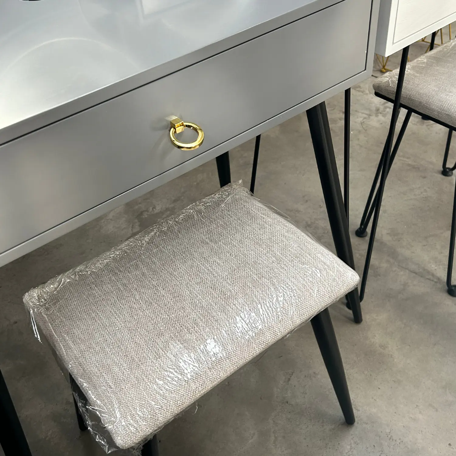 Tocador Gris con Espejo LED Ovalado con Base Metálica y Asiento  11