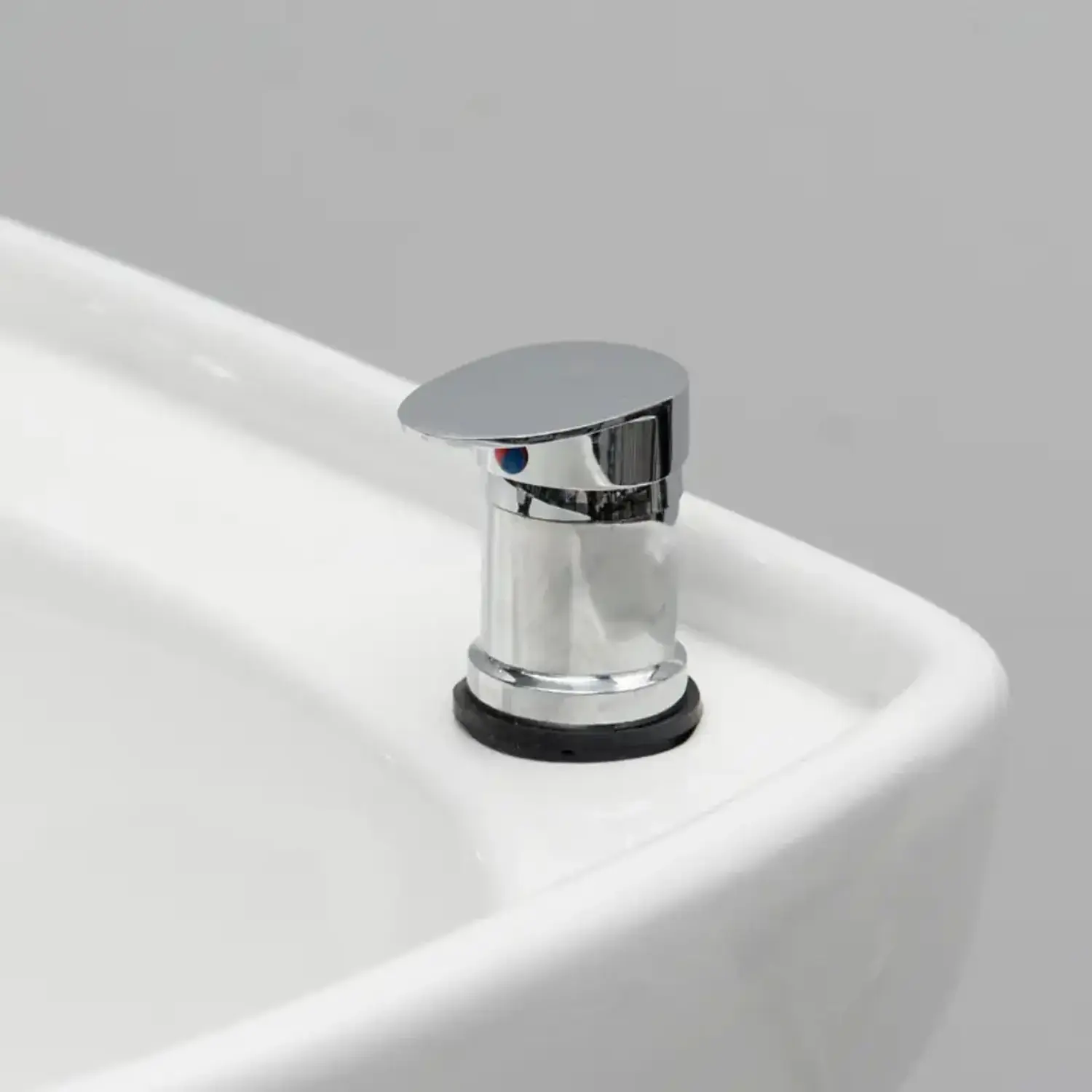 Lavapelo Compacto de Cerámica con Base Negra para Peluquería 4