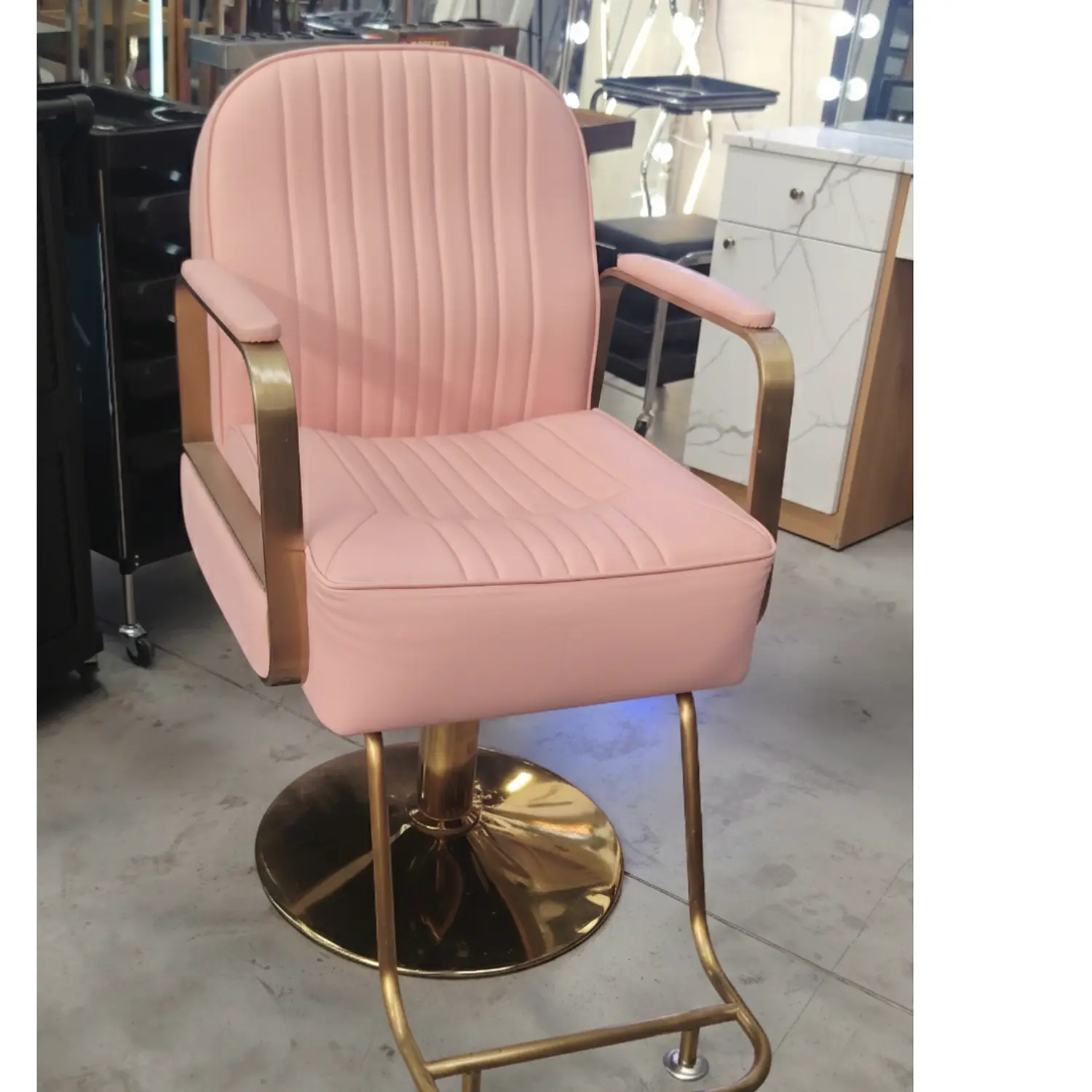 Sillón de Peluquería en Eco Cuero con Apoya Pies Dorado 5