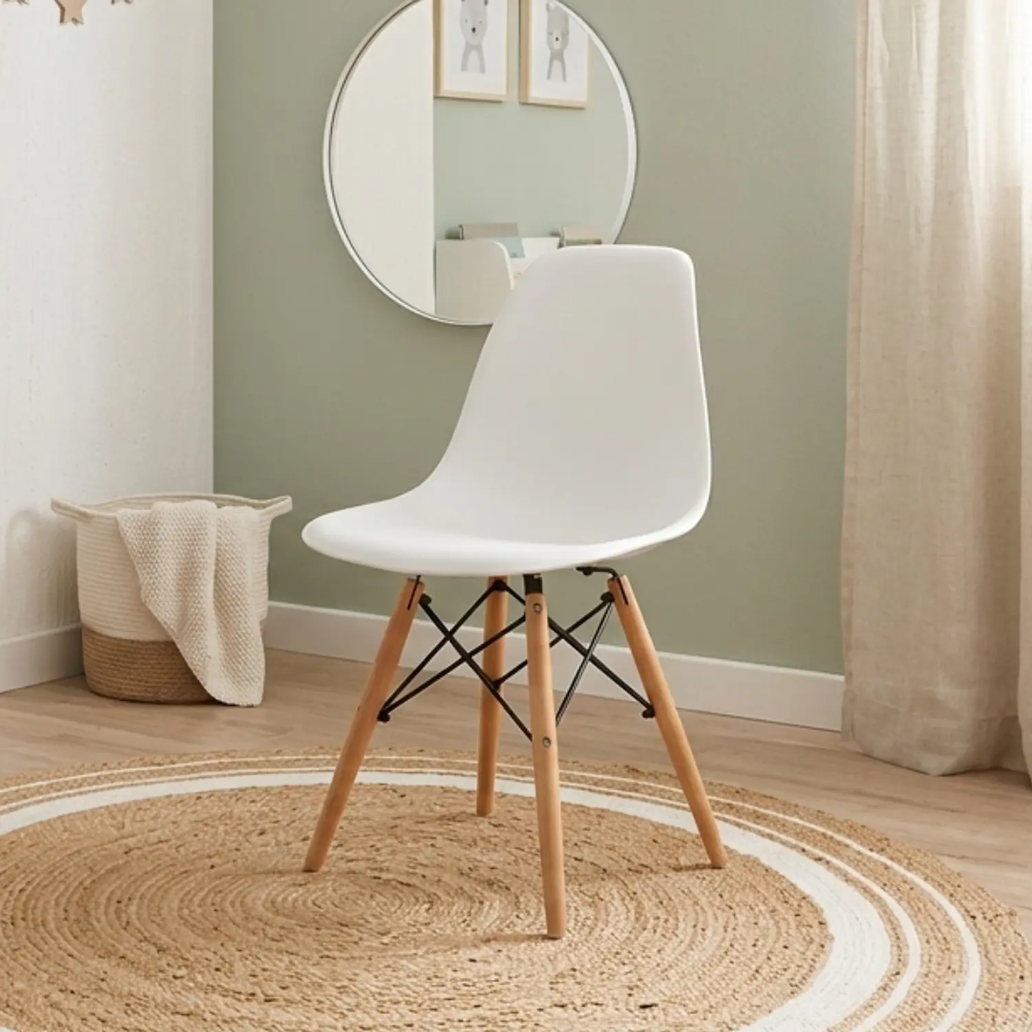Silla Eames Kids de Polipropileno con Patas de Madera 1