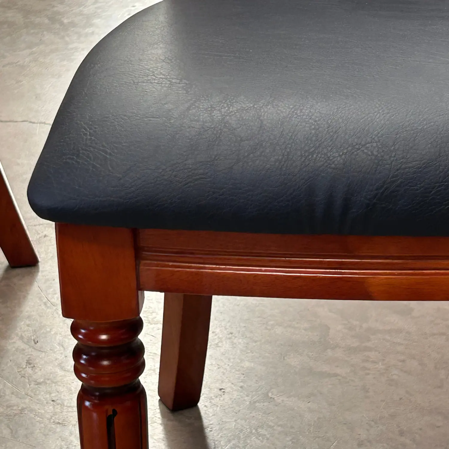 Silla de Comedor Lisboa de Madera Americana con Ecocuero 4