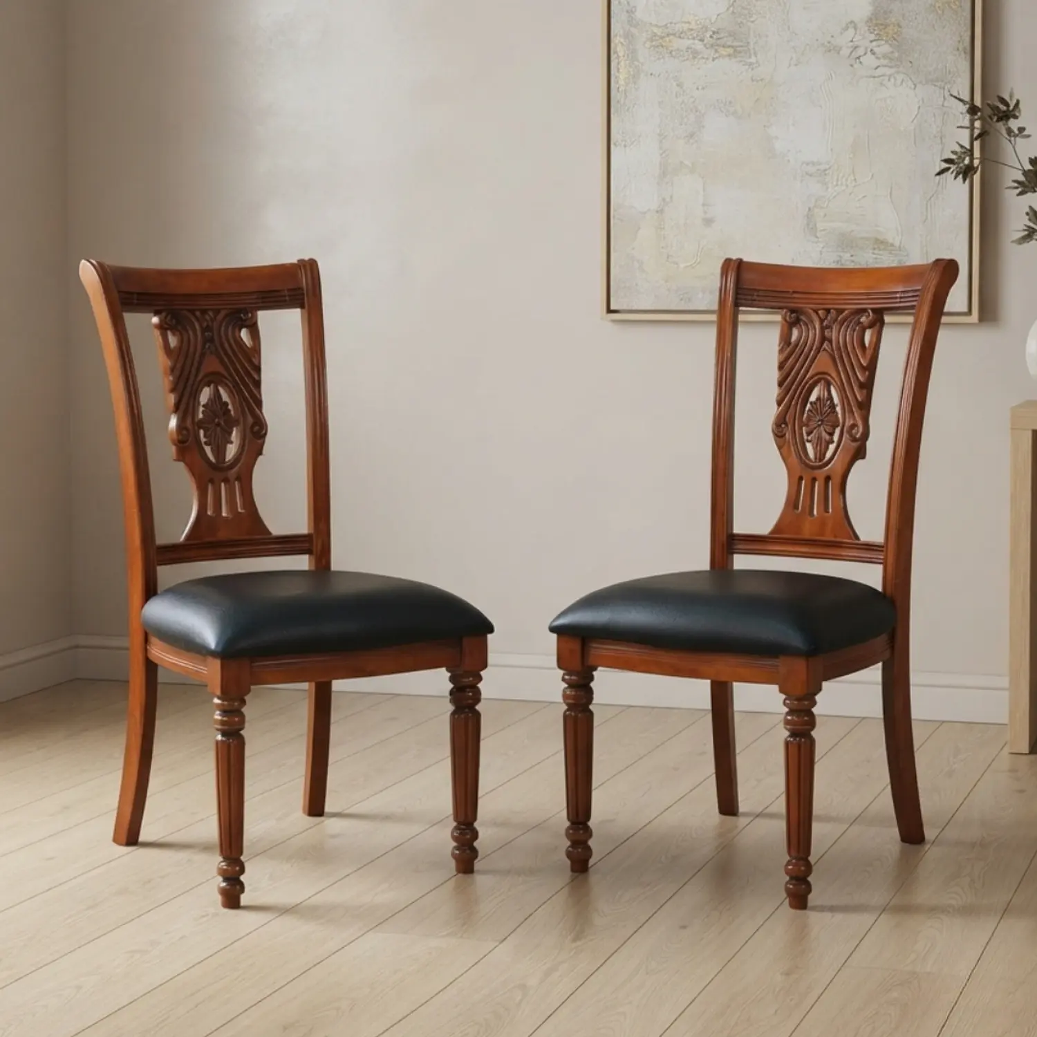 Set de 2 Sillas Clásicas Toledo de Madera Tallada y Ecocuero 1