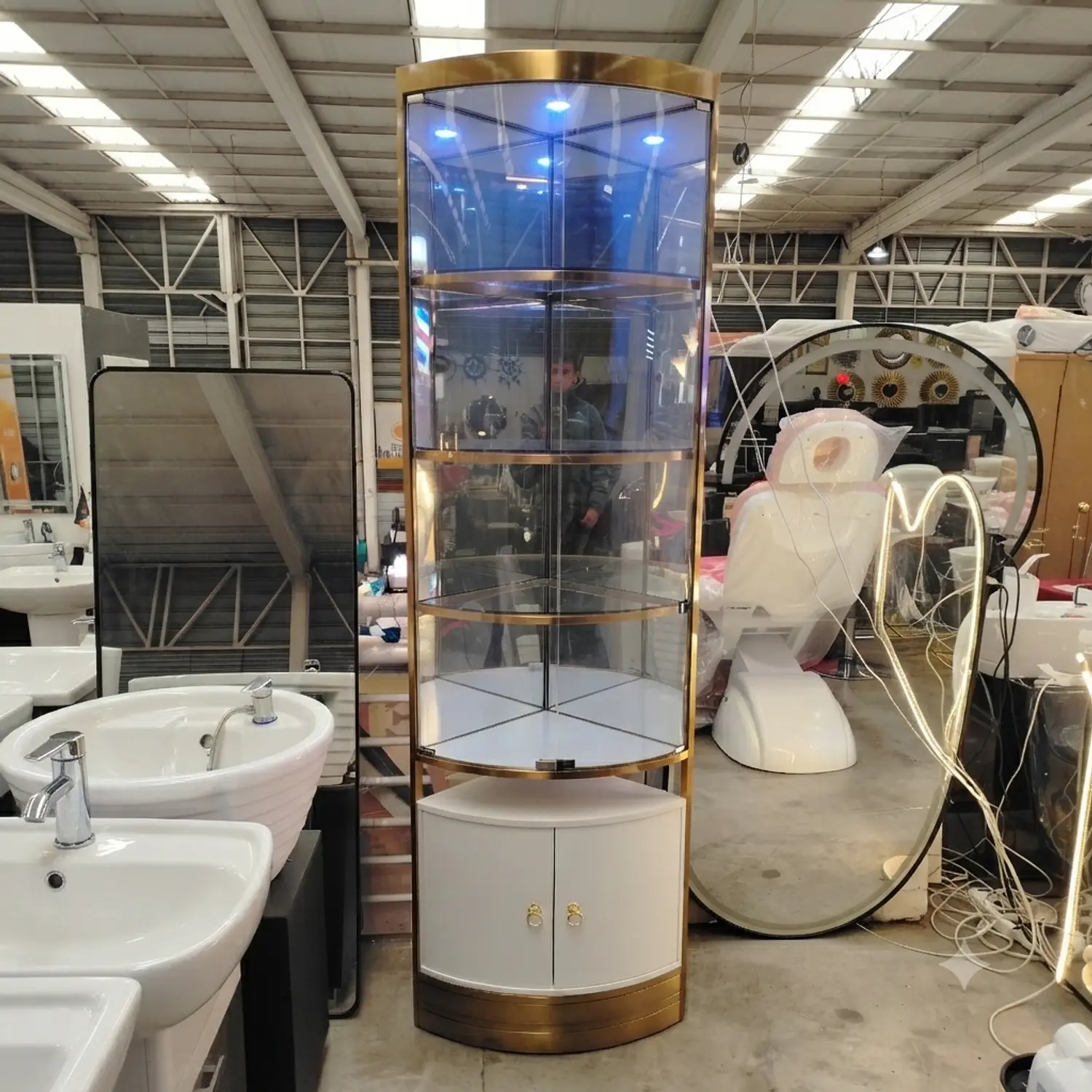 Mueble de Exhibición Blanco con Dorado Para Salón de Belleza o Bar 4