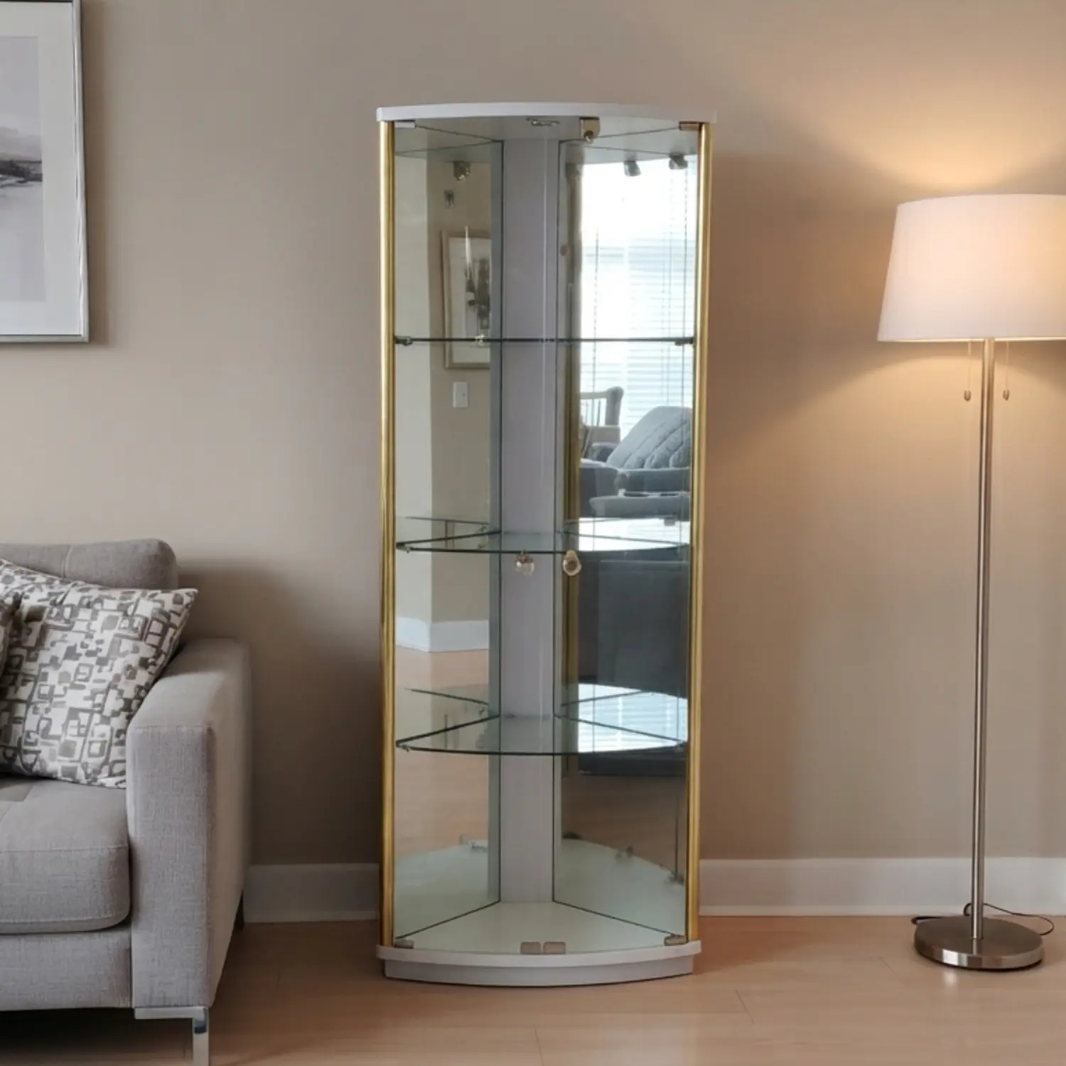 Vitrina Licorera de Cristal Curva con Detalles Dorados y Repisas 1
