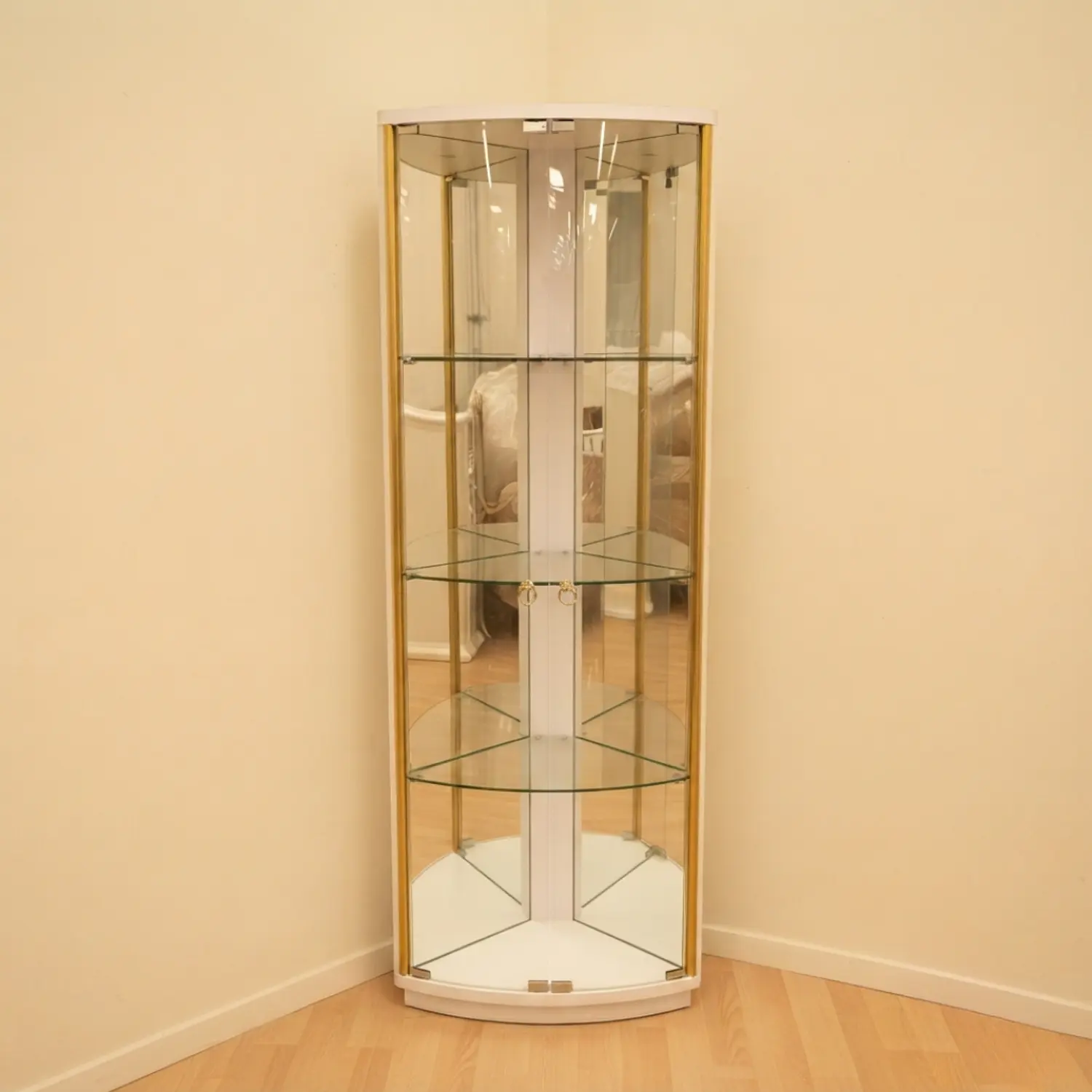 Vitrina Licorera de Cristal Curva con Detalles Dorados y Repisas 4