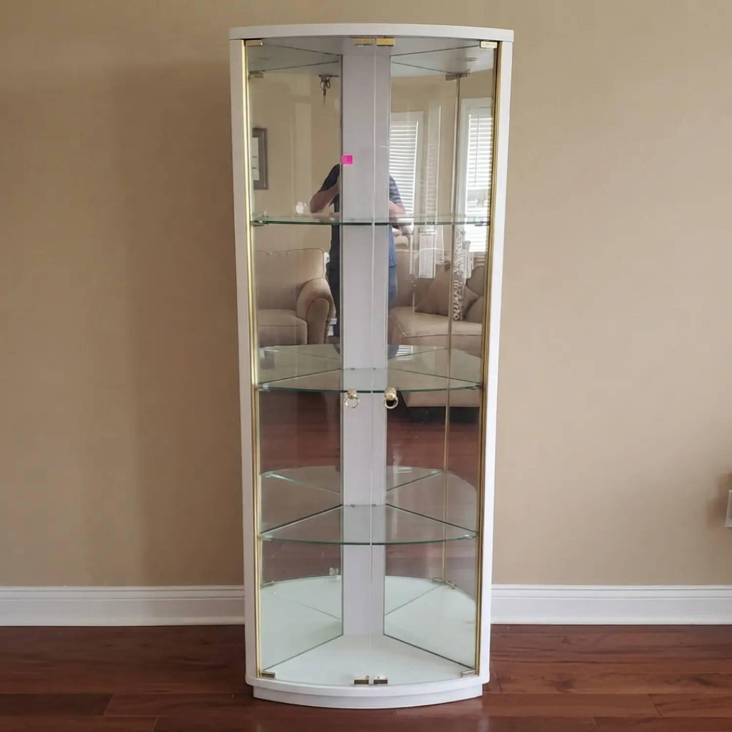 Vitrina Licorera de Cristal Curva con Detalles Dorados y Repisas 5