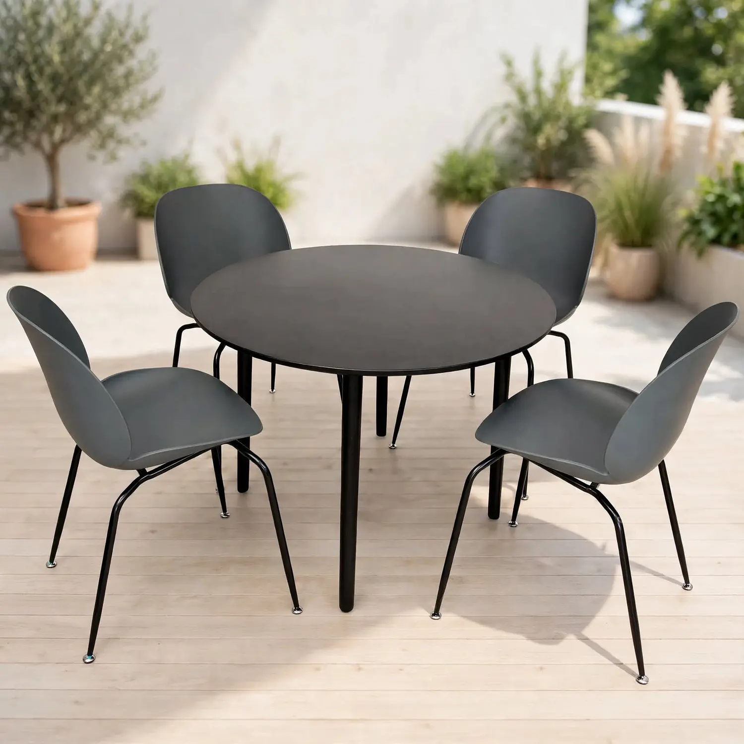 Set 4 Sillas Beetle y Mesa Redonda Negra de Madera 1