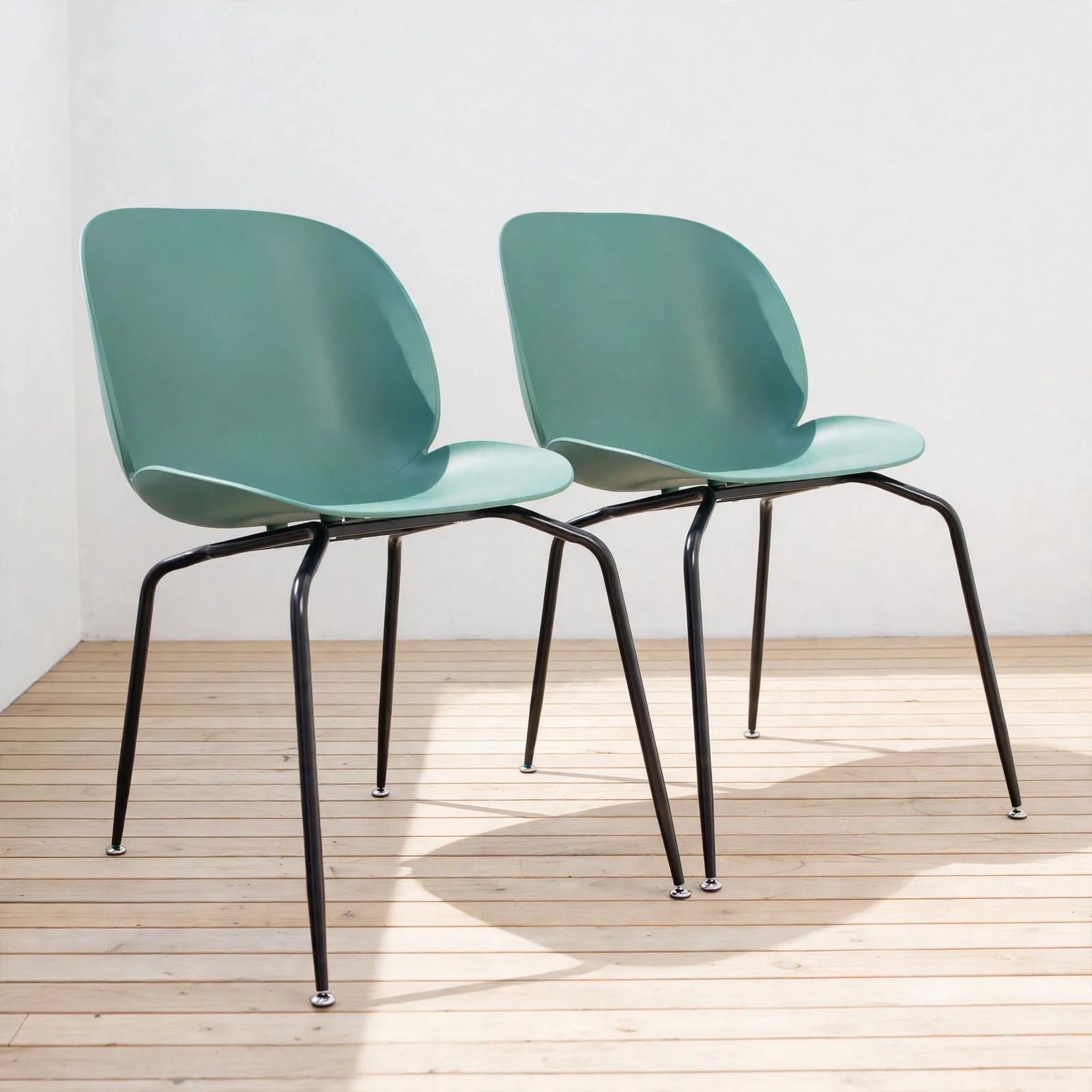 Set 2 Sillas Beetle Verde con Patas Negras para Terraza