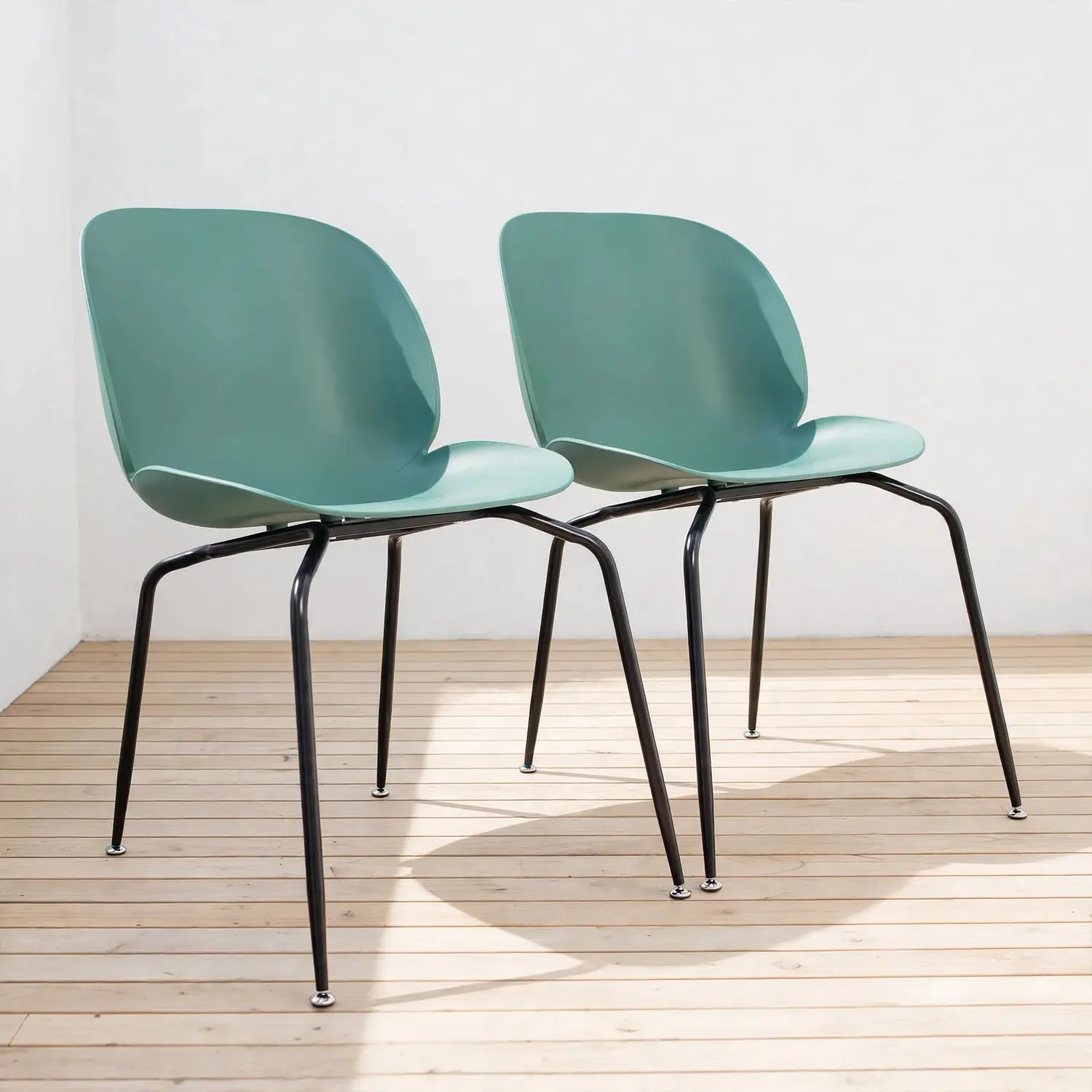 Set 2 Sillas Beetle Verde con Patas Negras para Terraza 1