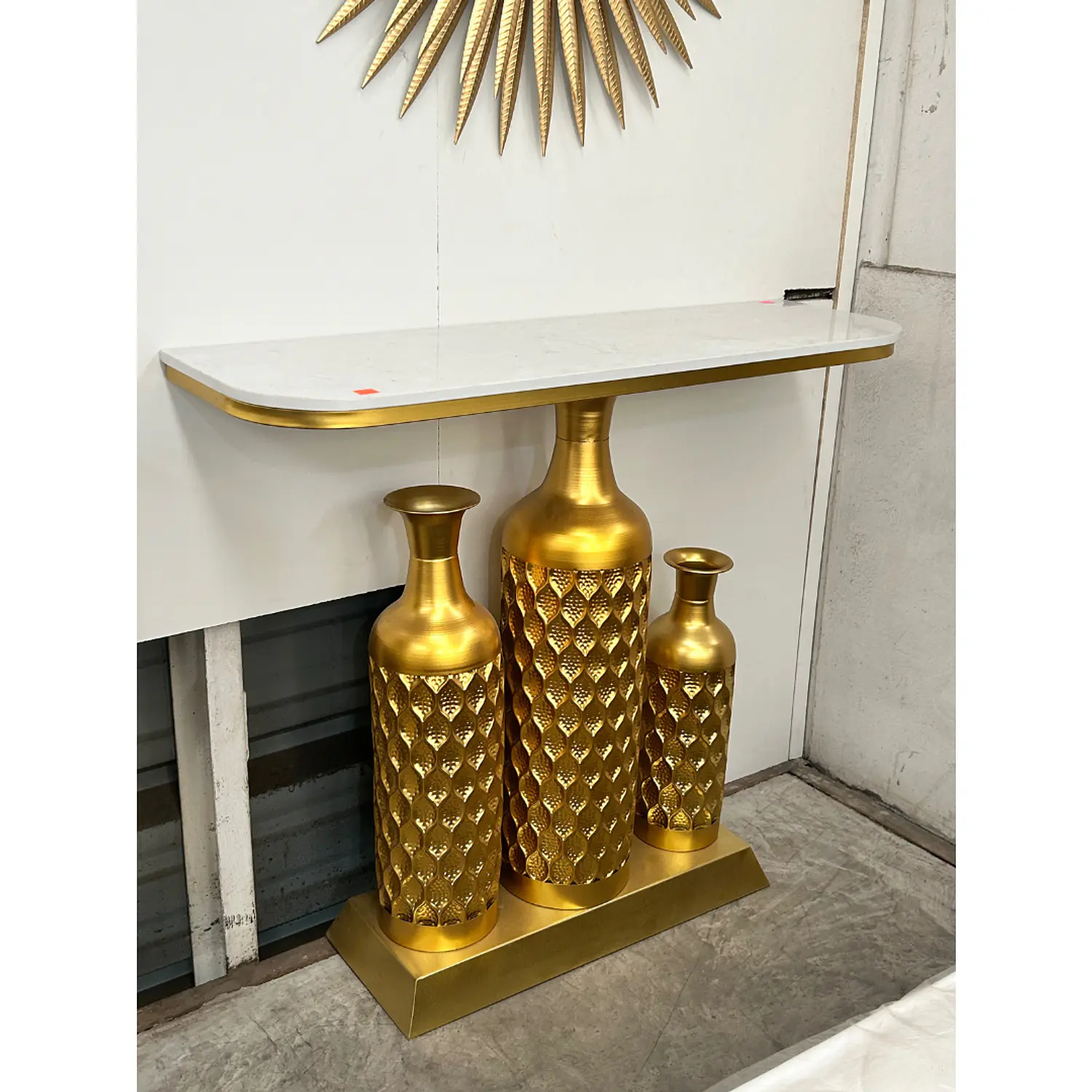 Arrimo Moderno con 3 Jarrones Dorados Decorativos y Tapa Blanca 5
