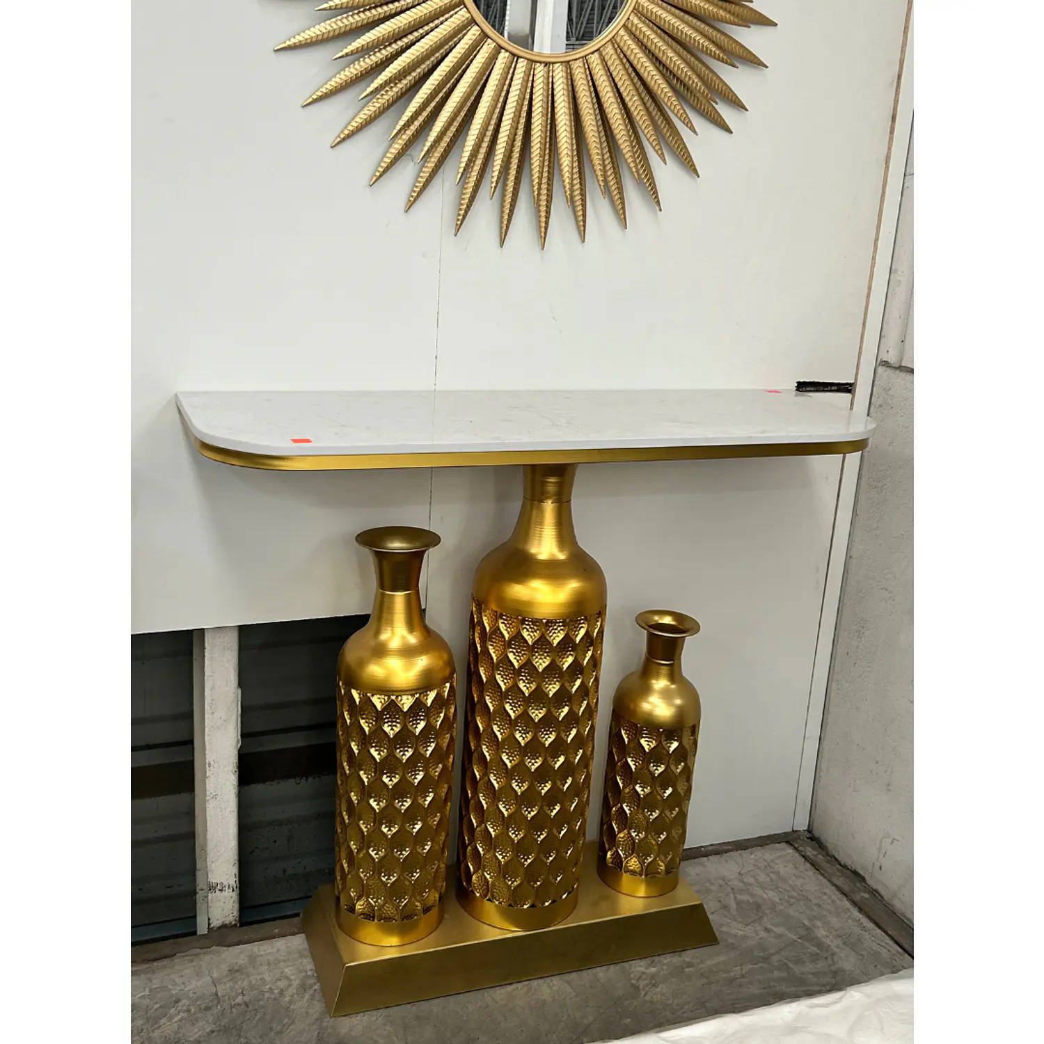 Arrimo Moderno con 3 Jarrones Dorados Decorativos y Tapa Blanca 6