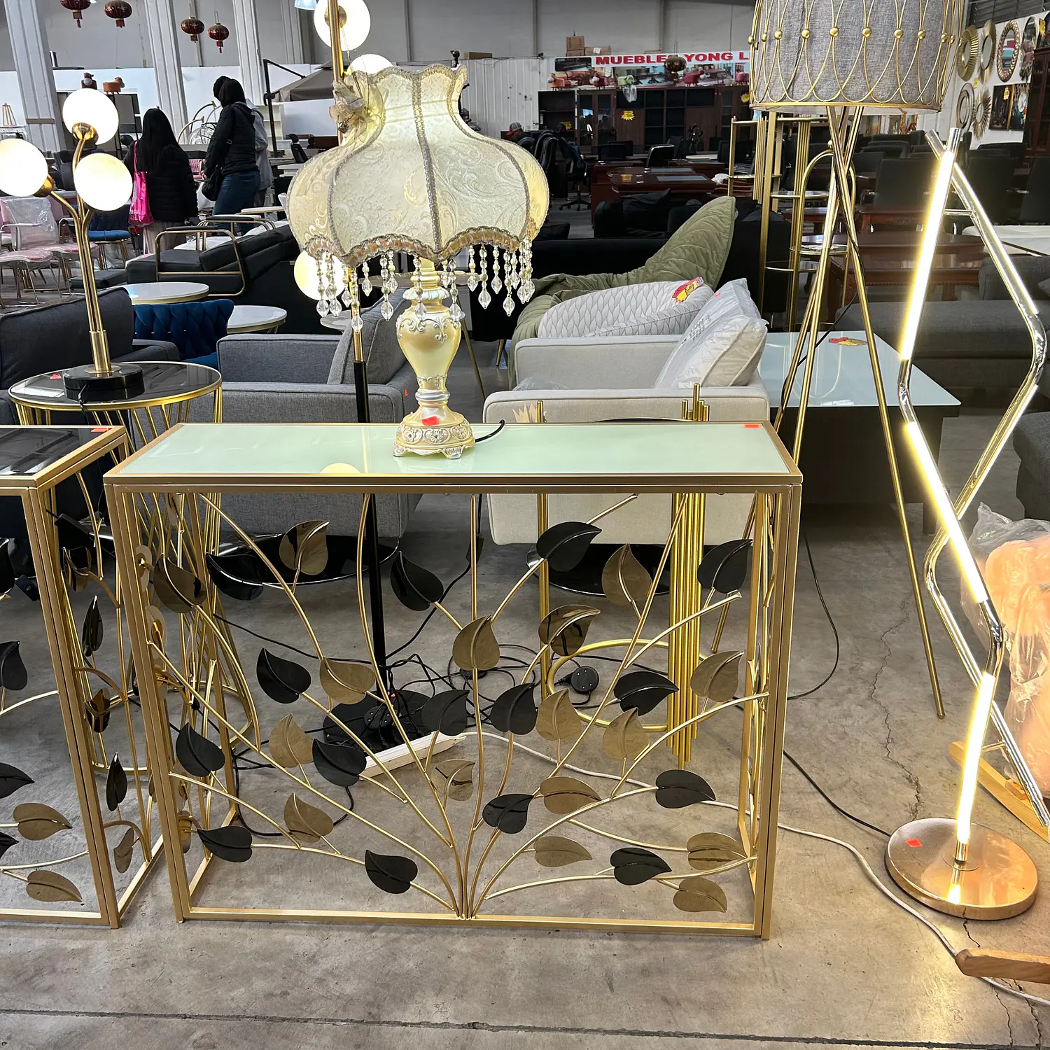 Arrimo Dorado con Diseño de Hojas y Tapa Blanca Elegante 4