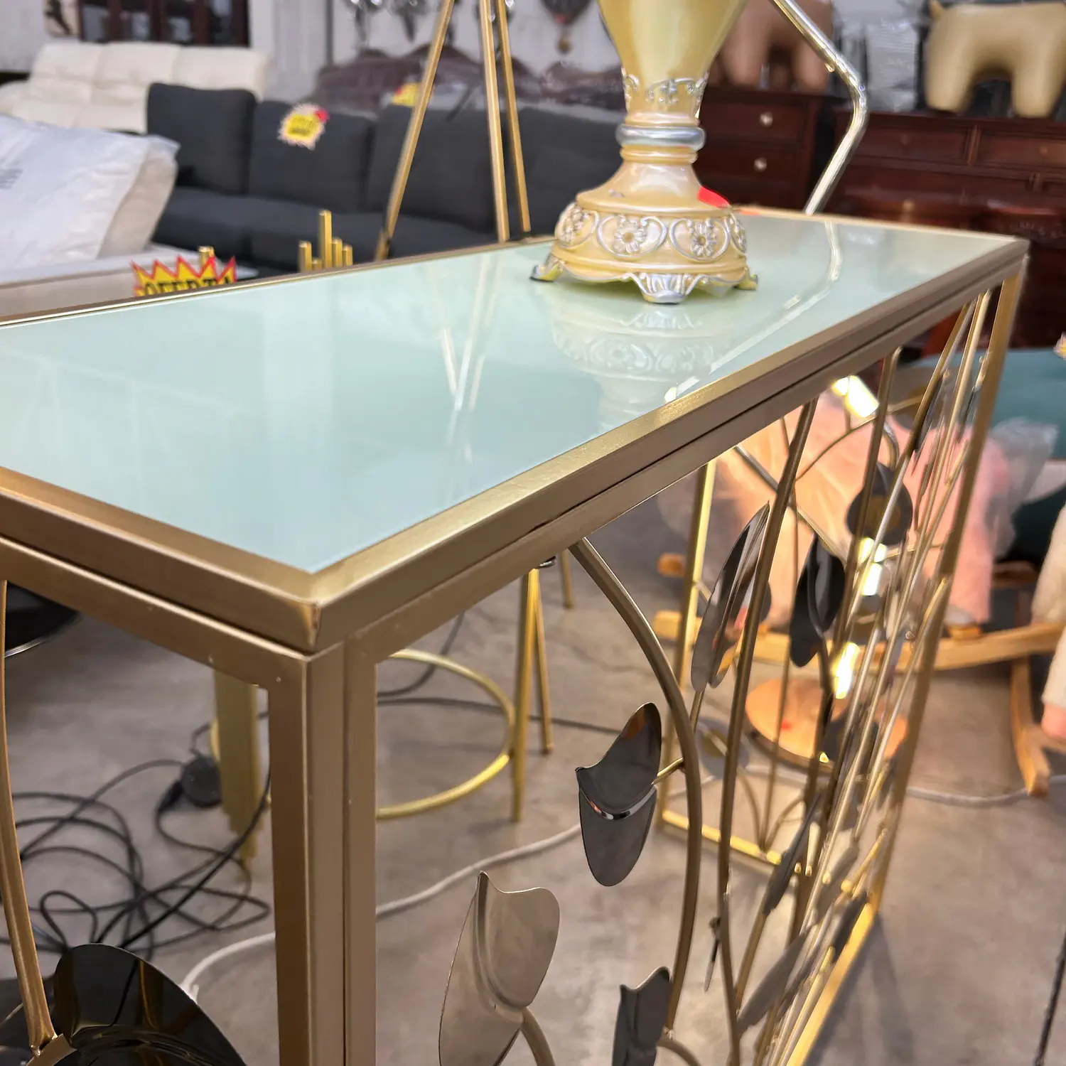 Arrimo Dorado con Diseño de Hojas y Tapa Blanca Elegante 5